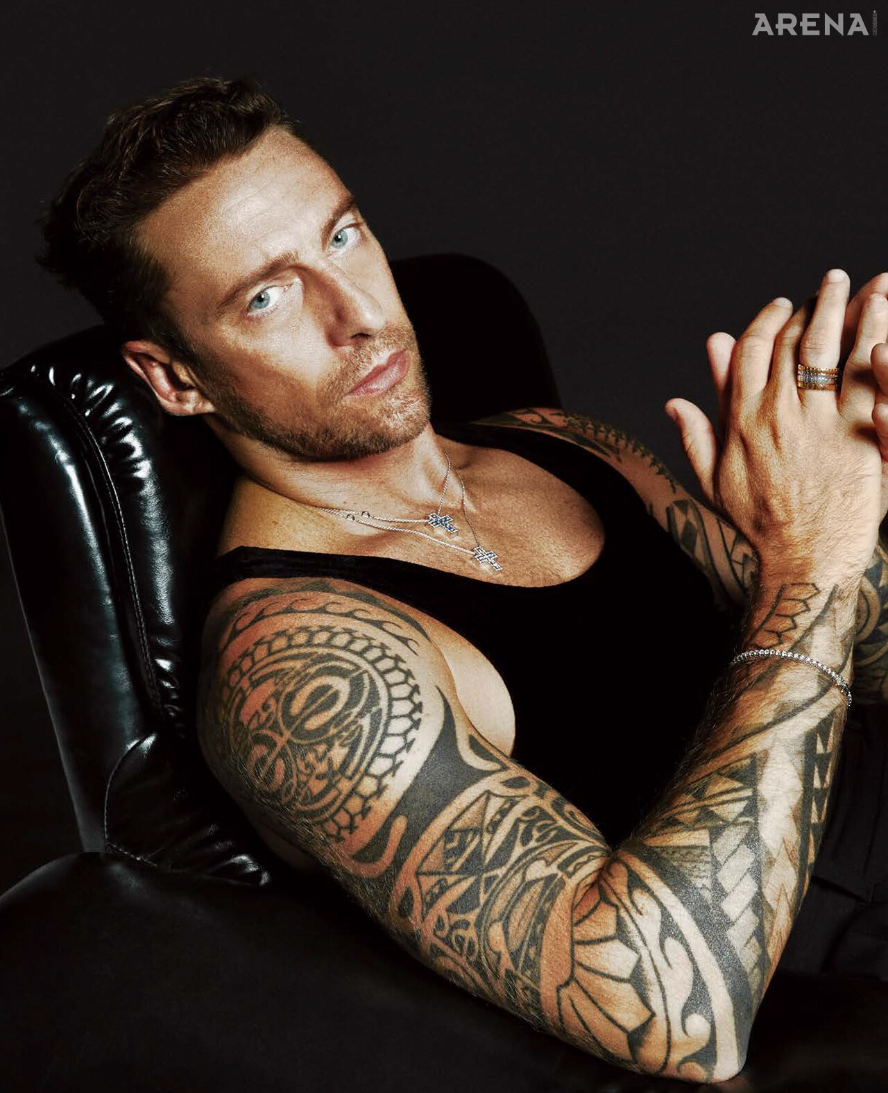 화이트 골드에 다이아몬드와 사파이어를 세팅한 벨 에포크 네크리스·화이트 골드에 다이아몬드를 세팅한 벨 에포크 네크리스·화이트 골드에 다이아몬드를 세팅한베라모레 테니스 브레이슬릿·오른손 약지에 레이어드한 핑크 골드와 플래티넘 소재의 벨 에포크 브라이덜 밴드 모두 다미아니 제품.