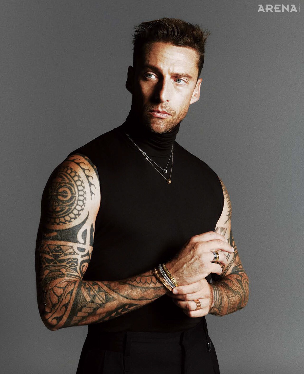 화이트 골드에 다이아몬드를 세팅한 벨 에포크 릴 네크리스·옐로 골드 벨 에포크 릴 네크리스·핑크 골드, 화이트 골드, 옐로 골드 소재의 벨 에포크 릴 브레이슬릿·오른손 약지에 레이어드한 화이트 골드와 옐로 골드 벨 에포크 릴 링·왼손 약지에 레이어드한 핑크 골드 벨 에포크릴 링 모두 다미아니 제품.