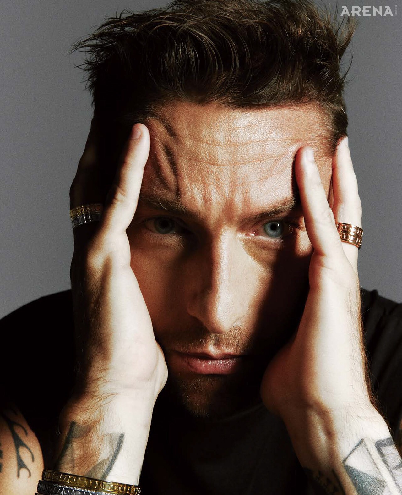 양손 약지에 레이어드한 옐로 골드, 화이트 골드, 핑크 골드 소재의 벨 에포크 릴 링 ·옐로 골드, 화이트 골드, 핑크 골드 소재의 벨 에포크 릴 브레이슬릿 모두 다미아니 제품.