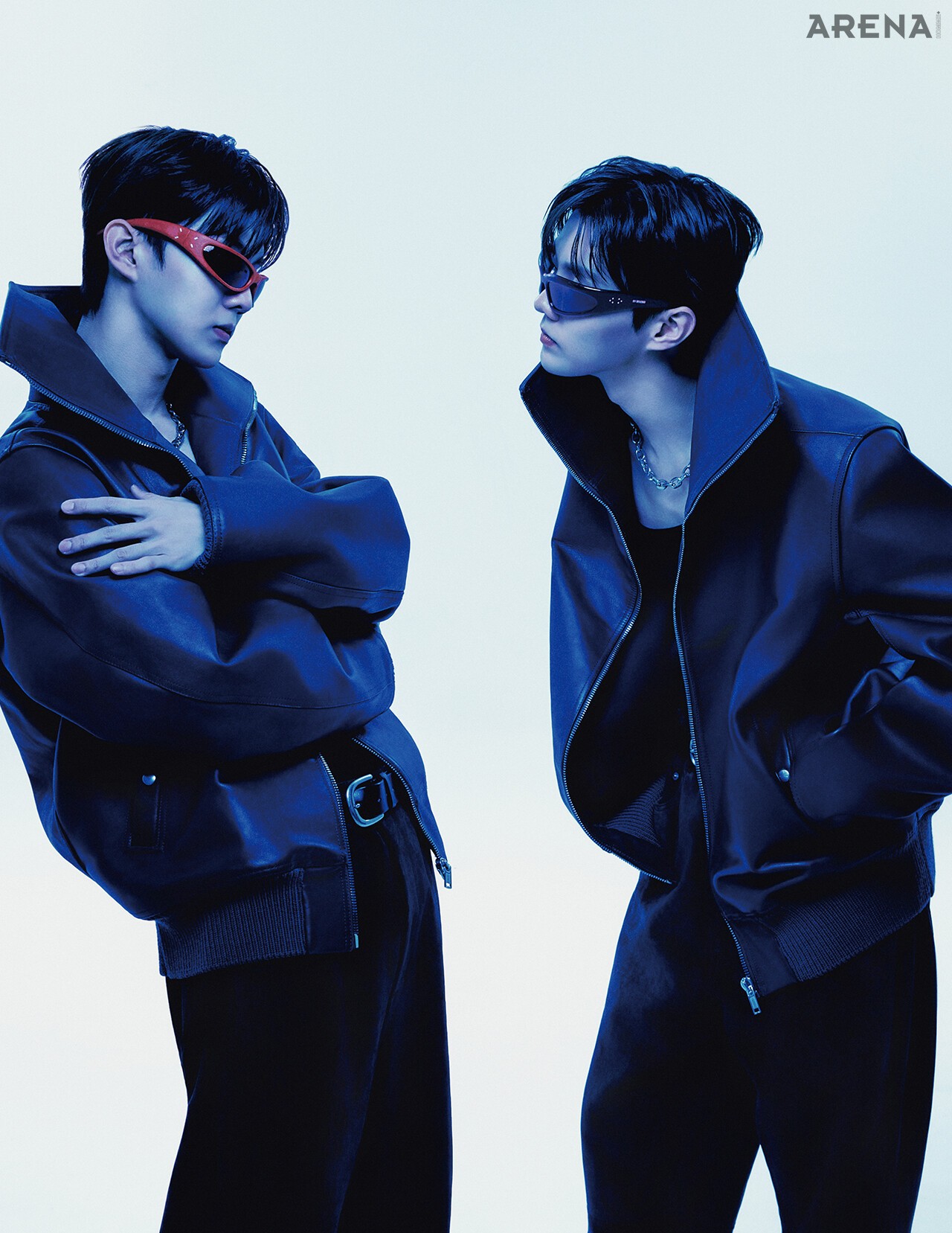 레더 재킷·스웨이드 팬츠 모두 릭 오웬스, 레드 선글라스 젠틀몬스터, 블랙 선글라스 오프브로드웨이, 실버 체인 네크리스·벨트 모두 스타일리스트 소장품.