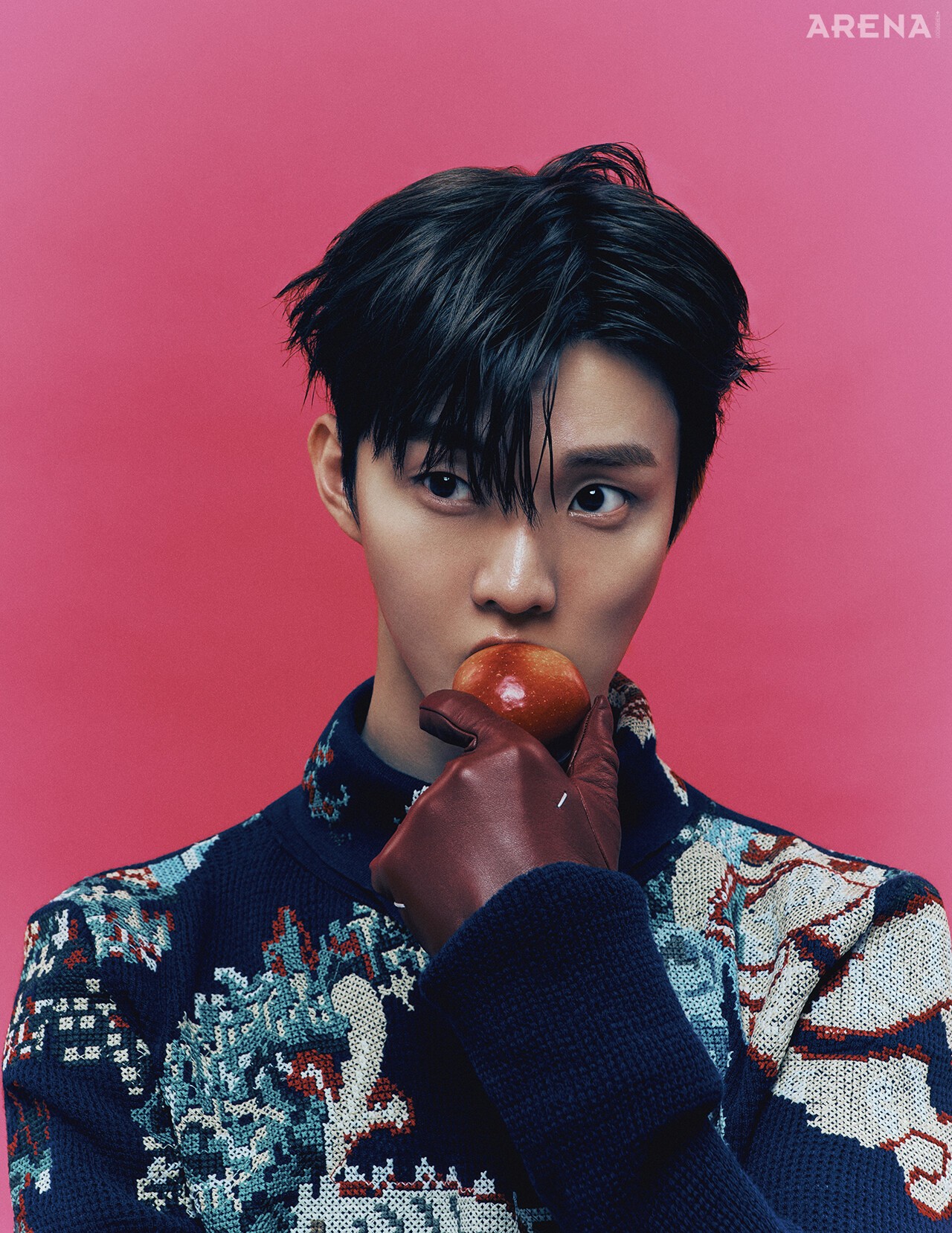 니트 폴로셔츠 버버리, 레더 장갑 메종 마르지엘라 제품.