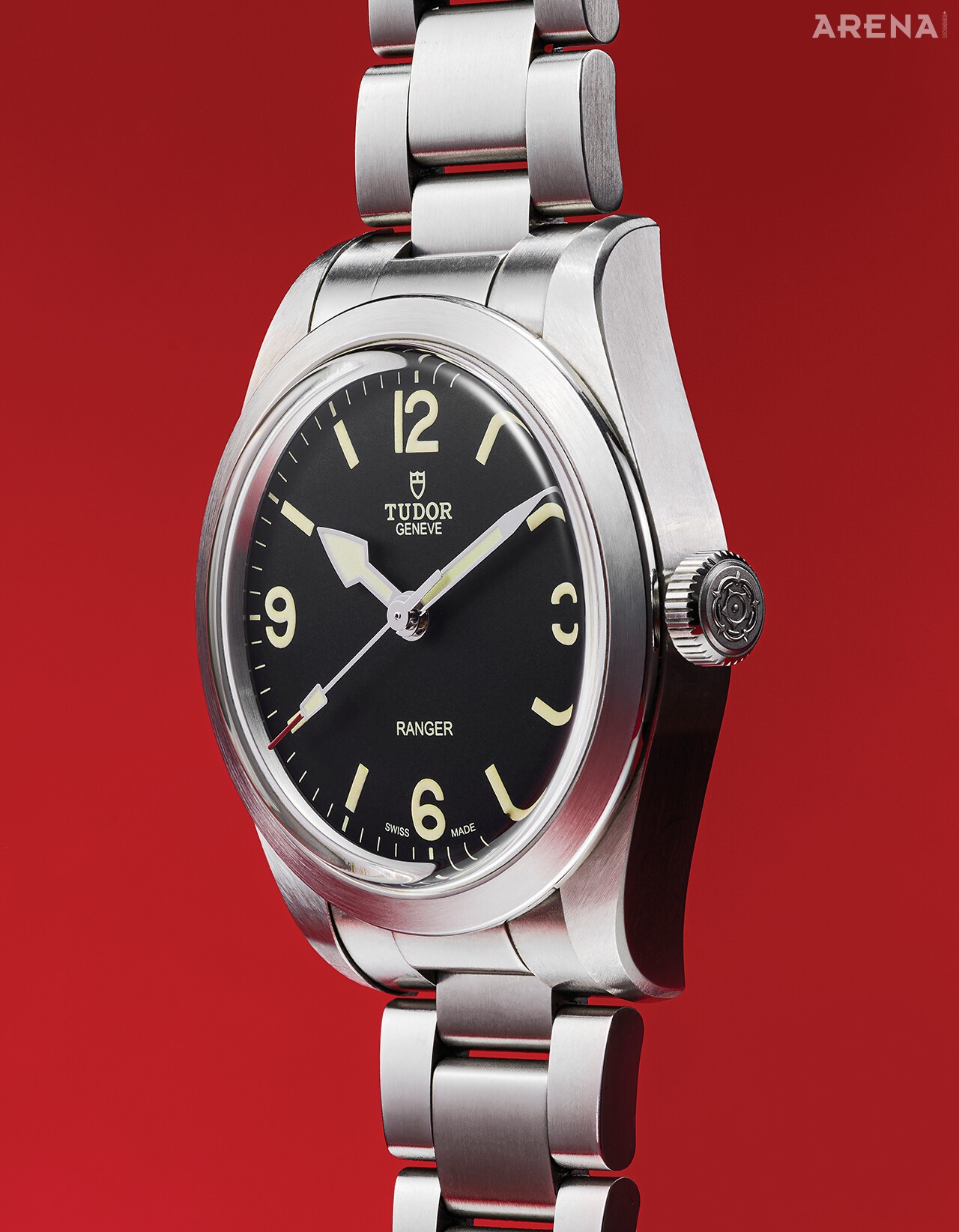 2022년, 영국 북그린란드 탐험대(British North Greenland Expedition) 출범 70주년을 기념하며 등장한 시계. 아이보리 컬러의 인덱스와 핸즈, 채도 낮은 붉은색 세컨드 핸드, 매트한 블랙 다이얼은 70년은 거뜬히 작동할 듯 든든하고 우직한 얼굴. 레인저 39mm 490만원대.