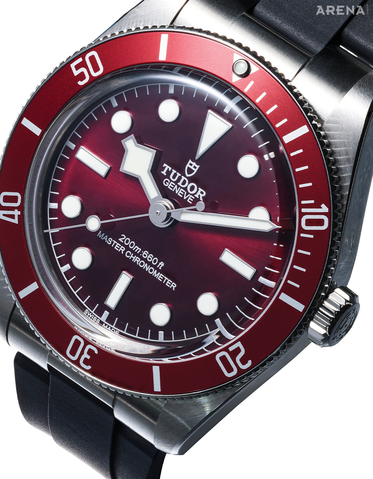 좀처럼 마주하기 힘든 버건디색의 스포츠 워치. 보기 드물어서 인상 깊고, 강렬해서 기억에 남는 얼굴이다. 이는 1990년대에 개발된 프로토타입, 튜더 서브마리너 Ref.79190의 디자인을 시대에 맞게 다듬은 결과이기도 하고. 블랙 베이 58 39mm 600만원대.