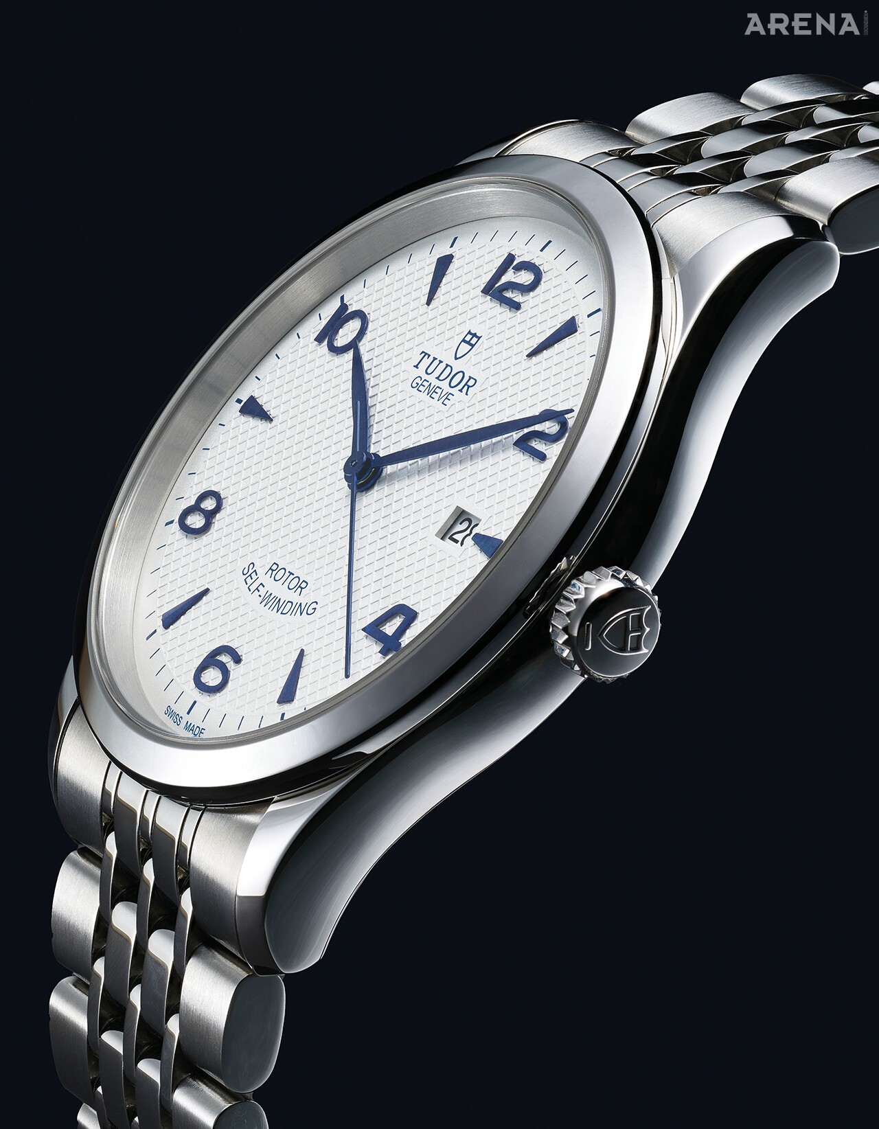 브랜드 설립 연도인 1926년을 모델명으로 정한 시계. 오랫동안 변치 않는 가치를 지닌 훌륭한 시계를 만들겠다는 브랜드의 굳은 의지와 결의가 담겼다. 고전적인 다이얼 패턴과 실버, 화이트, 블루 같은 시대를 타지 않는 컬러 조합에서 여실히 드러난다. 1926 41mm 310만원대.