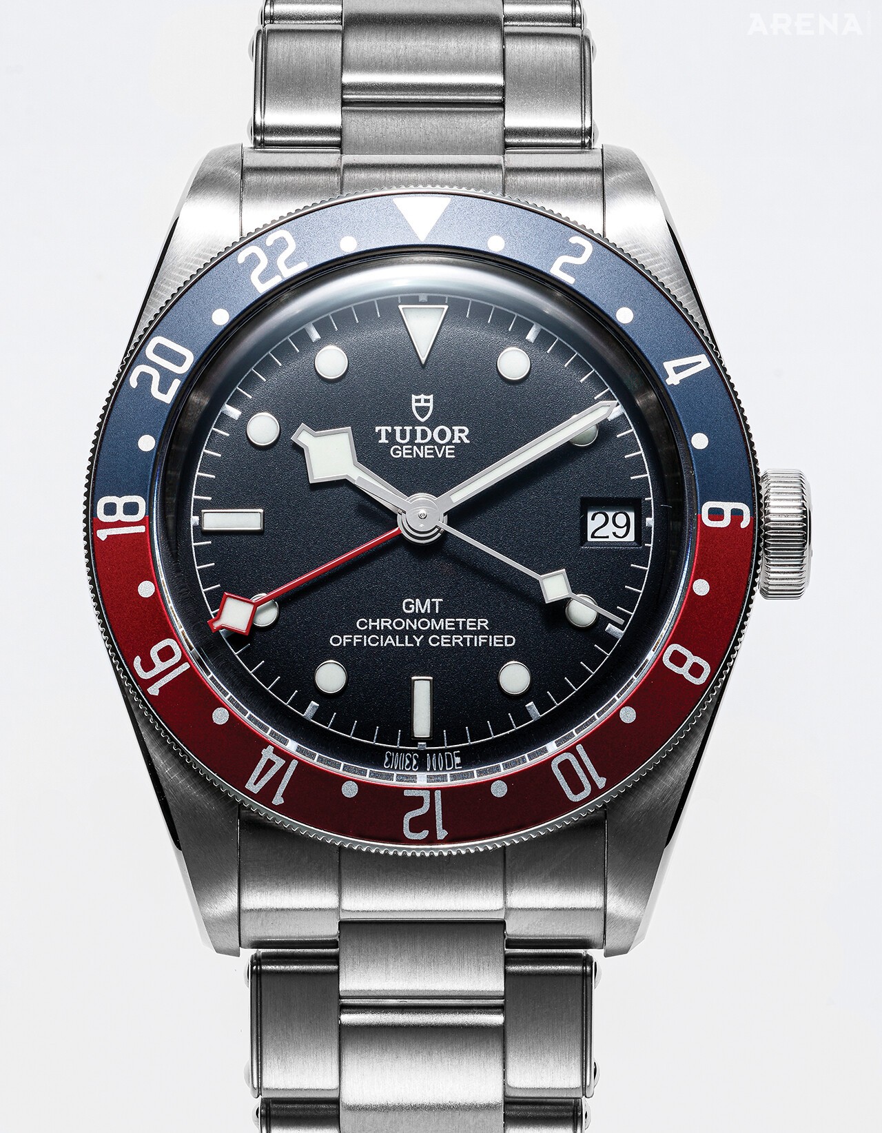 다이버 워치의 근간인 회전 베젤을 활용해 2가지 시간대를 표시하는 GMT 워치로 거듭났다. 낮과 밤을 세련되게 나누는 버건디와 블루, 또 하나의 시간을 가리키는 눈송이 모양의 새하얀 스노플레이크 핸즈는 실용적이고도 아름답다. 블랙 베이 GMT 41mm 640만원대.