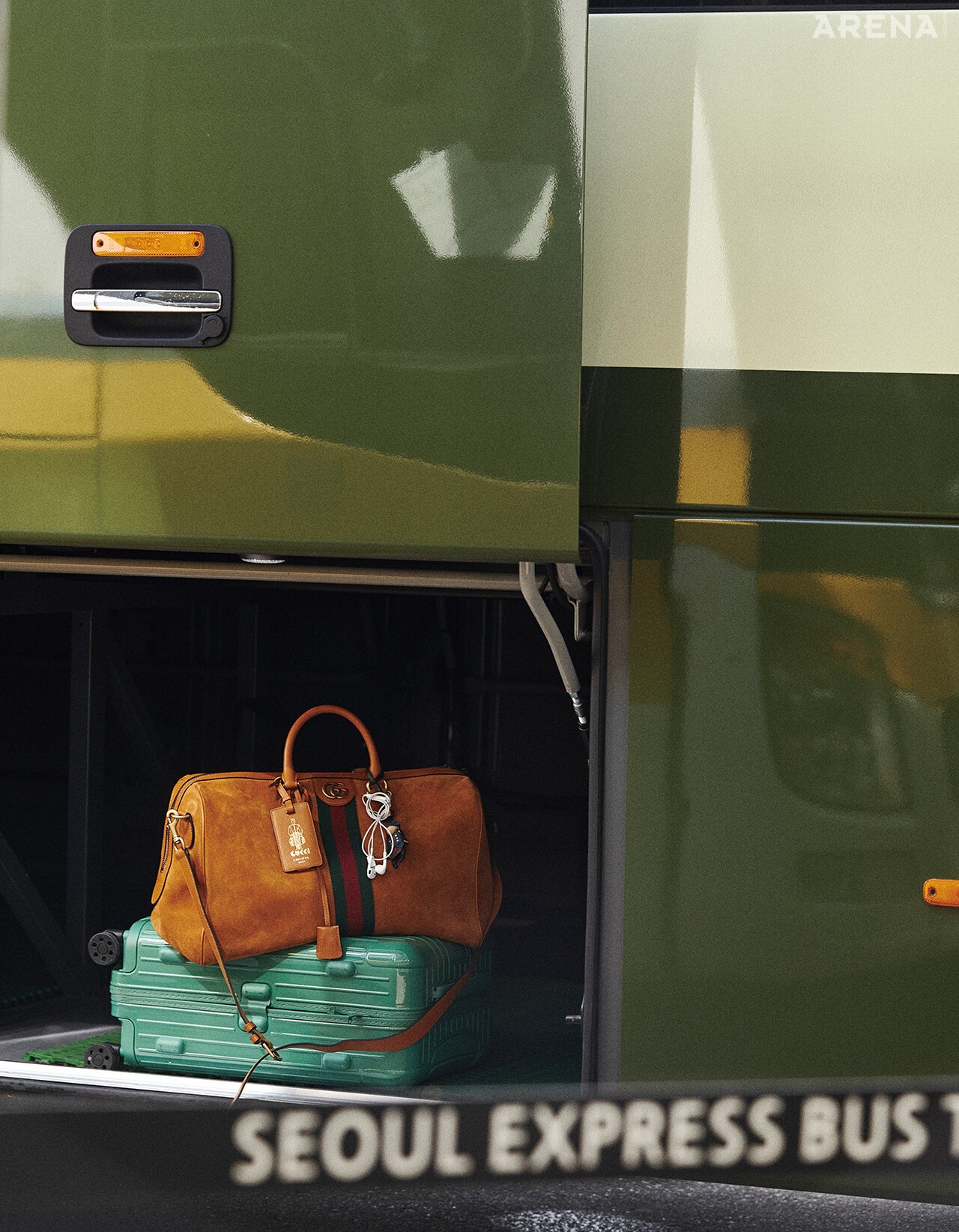 스웨이드 더플백 가격미정 구찌, 장난감 병정 모티브 백 참 가격미정 에르메스, 폴리카보네이트 트렁크 131만원 리모와 제품.