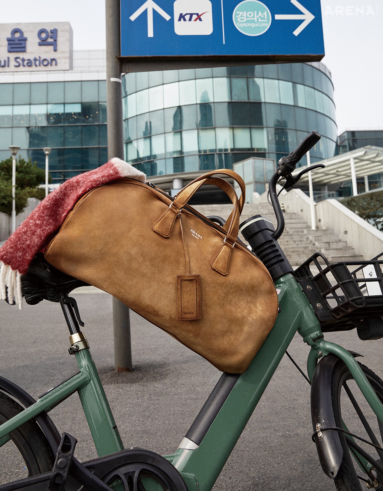 스웨이드 더플백 가격미정 프라다, 알파카 머플러 41만5000원 메종 키츠네 제품.