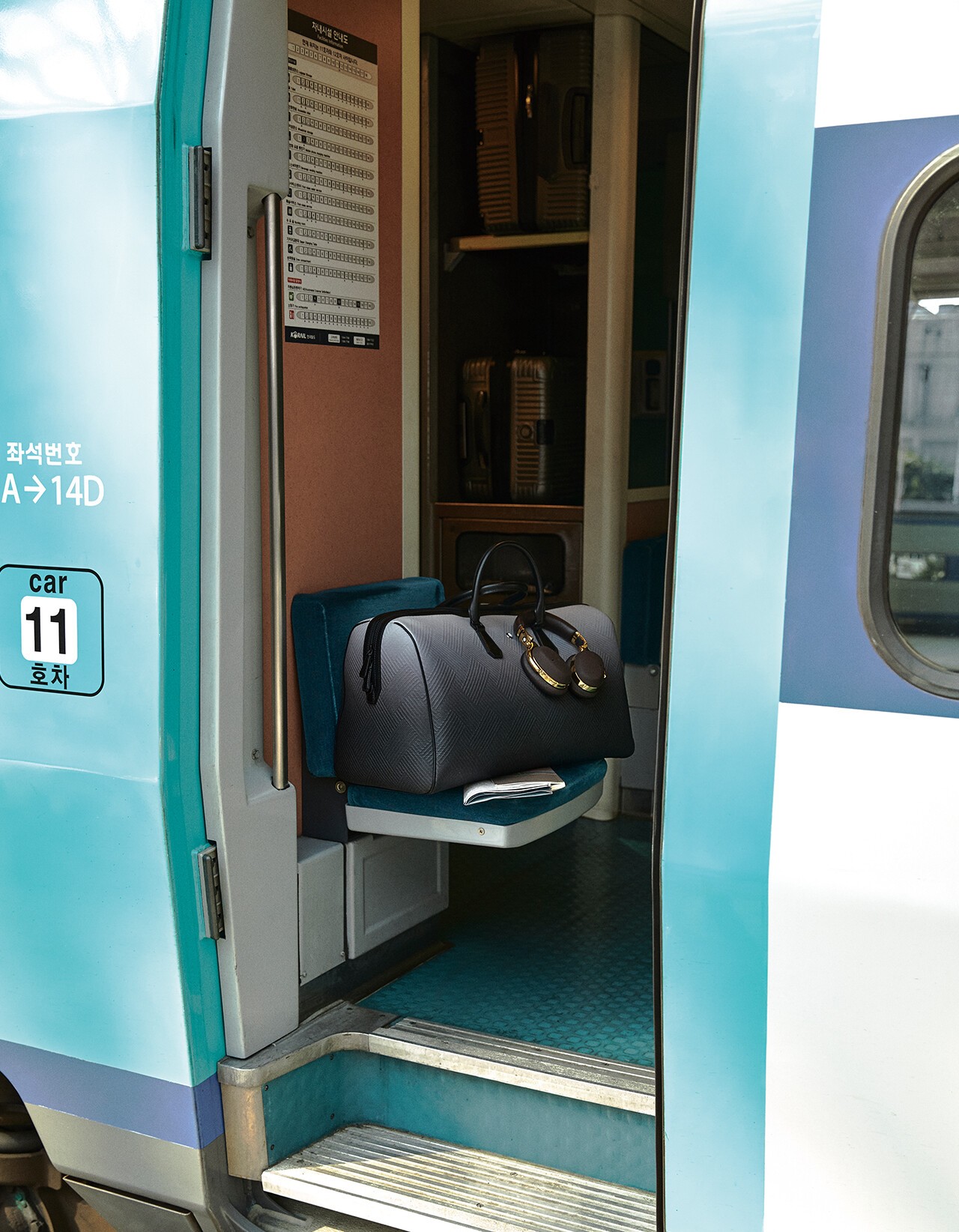 블랙 그러데이션 라지 더플백 269만원·오버 이어 헤드폰 81만원 모두 몽블랑 제품.