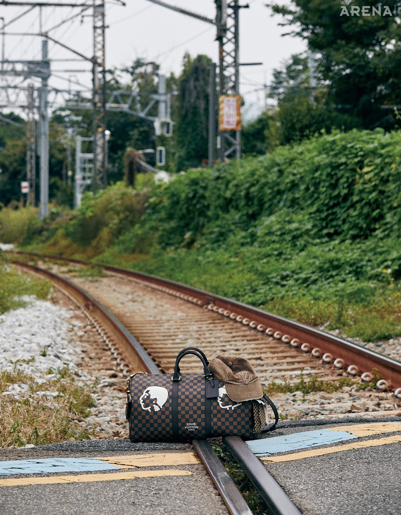 키폴 반둘리에 50·워시드 데님 볼캡·가방에 넣은 모노그램 타이 모두 가격미정 루이 비통 제품.