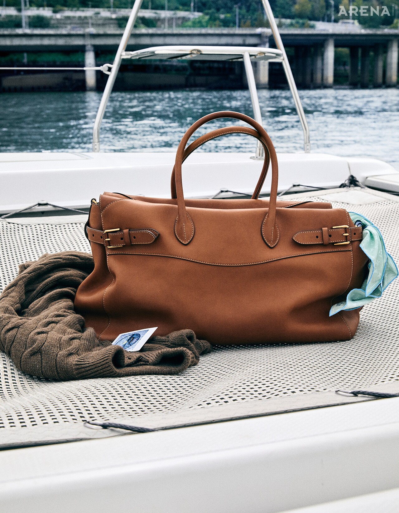 버클 장식 카프스킨 더플백·케이블 니트 스웨터 모두 가격미정 랄프 로렌 퍼플 라벨, 행커치프 가격미정 루이 비통 제품.