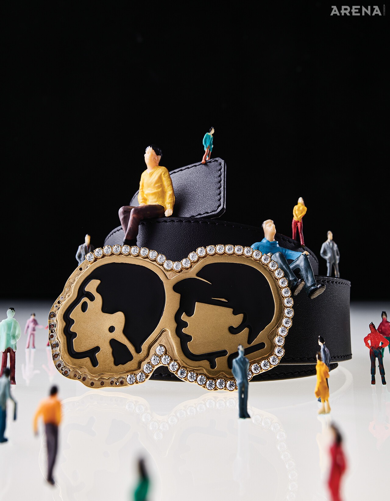 퍼렐 윌리엄스와 니고의 얼굴을 담은 골드 버클 벨트 가격미정 루이 비통 제품.