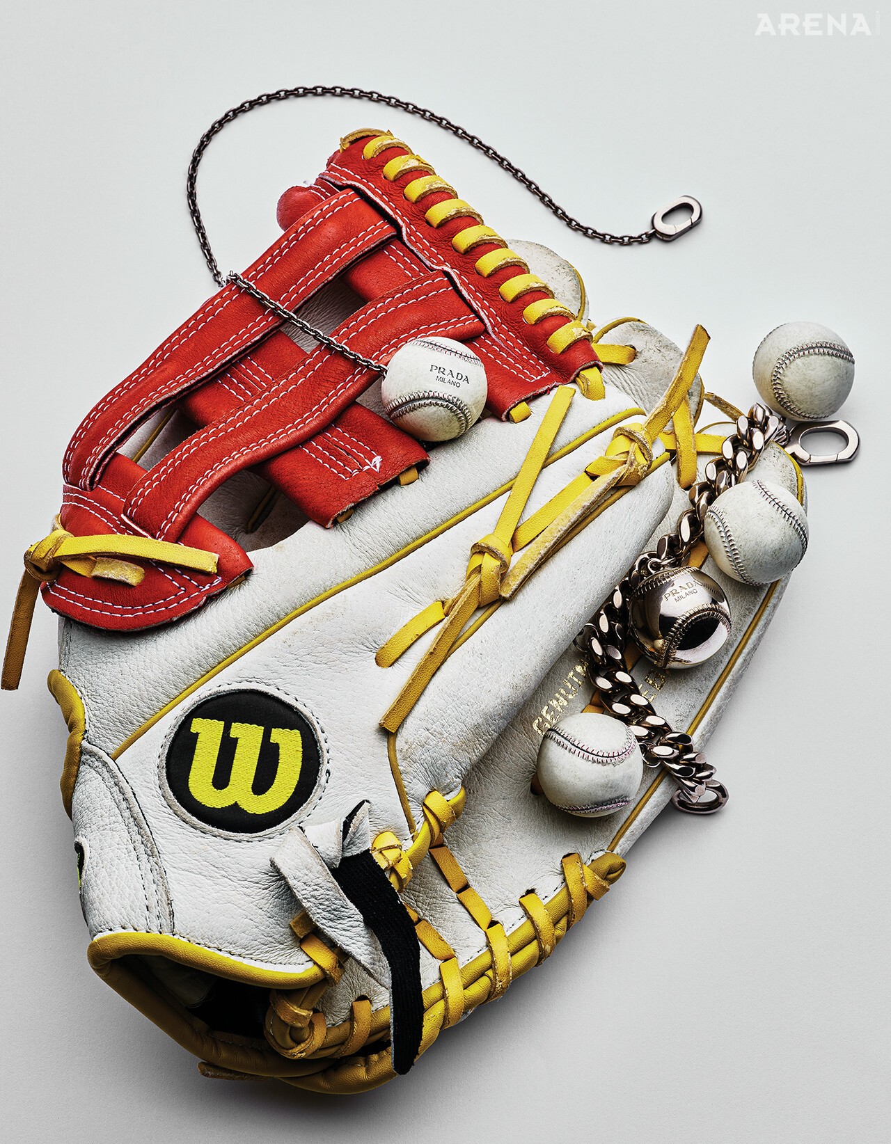 빈티지한 질감의 야구공 펜던트가 돋보이는 네크리스·메탈 소재의 야구공 참을 더한 체인 브레이슬릿 모두 가격미정 프라다 제품.