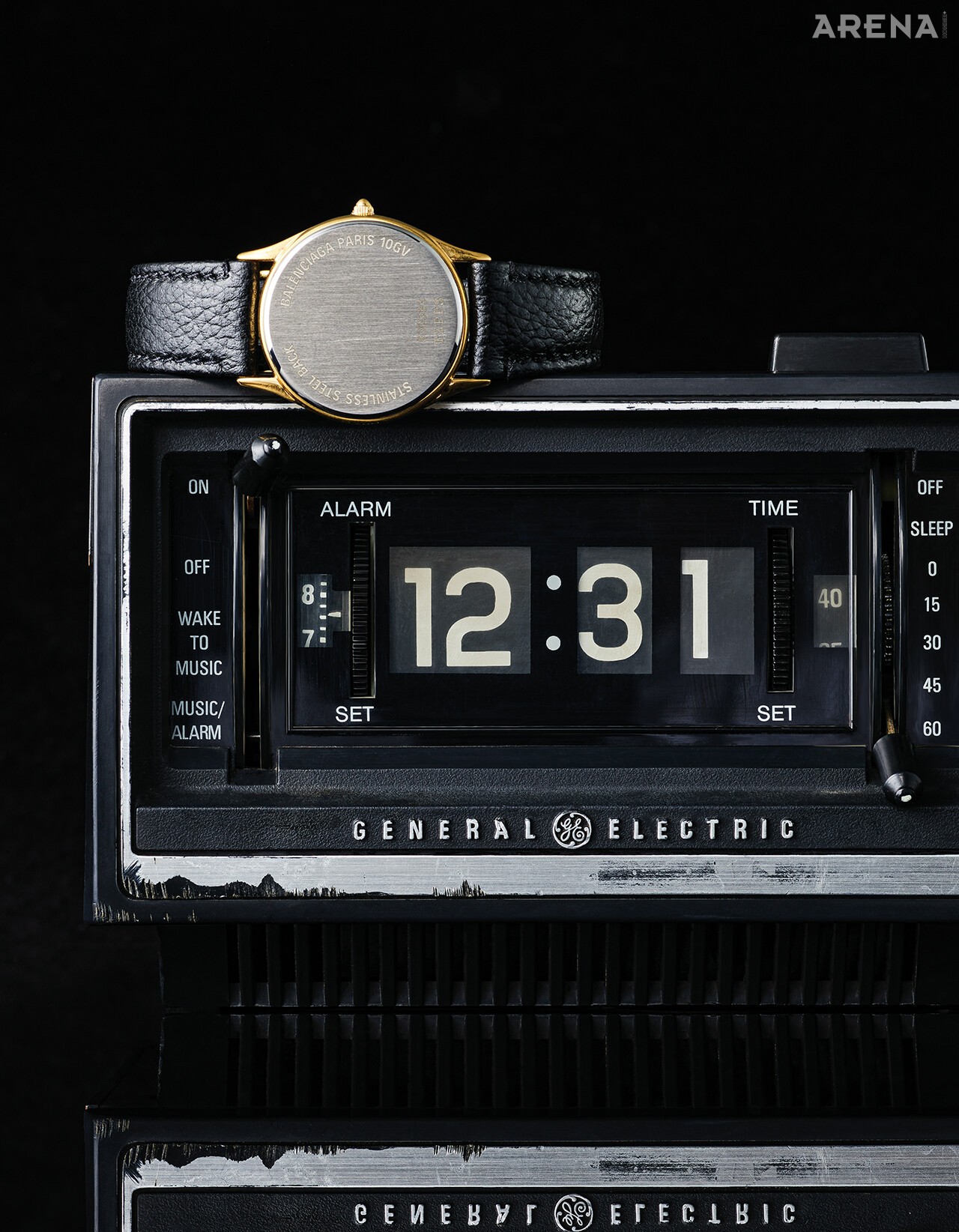 시계의 케이스백을 전면에 배치한 제네바 브레이슬릿 가격미정 발렌시아가 제품.