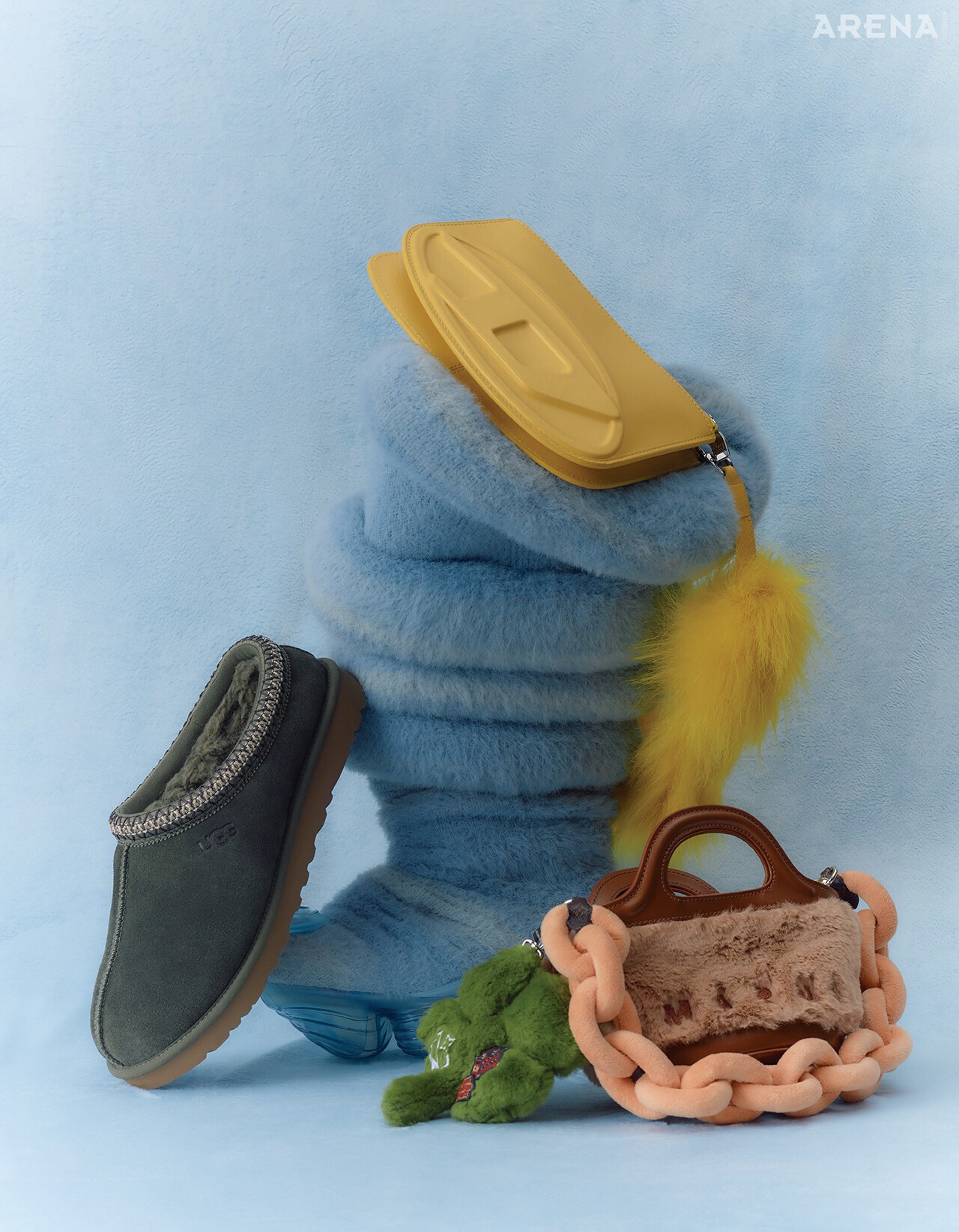 (위부터) 퍼 스트랩 파우치 백 가격미정 디젤, 구조적인 형태의 플리스 플랫폼 부츠 가격미정 그라운즈, 스웨이드 뮬 21만8000원 어그, 퍼 장식 핸드백 가격미정 마르니, 클로버 인형 참·퍼 소재 체인 모두 가격미정 루이 비통 제품.