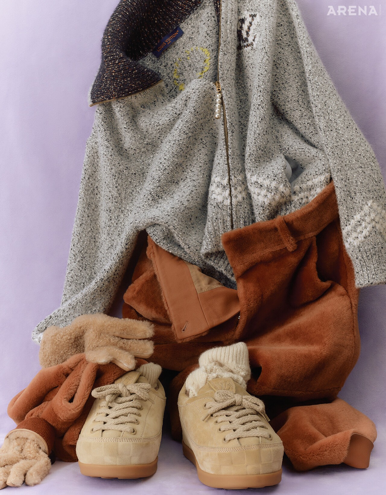 진주 지퍼 풀러 포인트 니트 집업 재킷·체커보드 패턴 스니커즈 모두 가격미정 루이 비통, 퍼 장식 레더 팬츠 가격미정 펜디, 시어링 장갑·캐시미어 양말 모두 가격미정 로로피아나 제품.