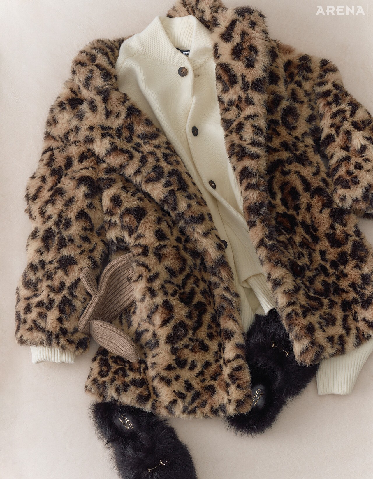 레오퍼드 퍼 코트 가격미정 코치, 니트 카디건 180만원 자크뮈스, 니트 장갑 가격미정 에르메스, 홀스빗 장식 시어링 뮬 가격미정 구찌 제품.