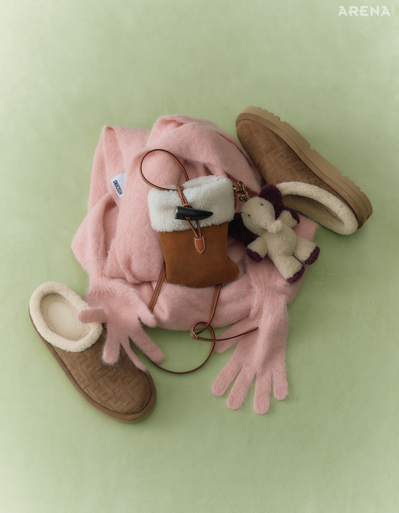 손 모양 디테일의 머플러 71만원 모스키노, 시어링 파우치 백 가격미정 에르메스, 코끼리 인형 키 링 가격미정 코치, 로고 패턴 엠보싱 뮬 300만원대 펜디 제품.