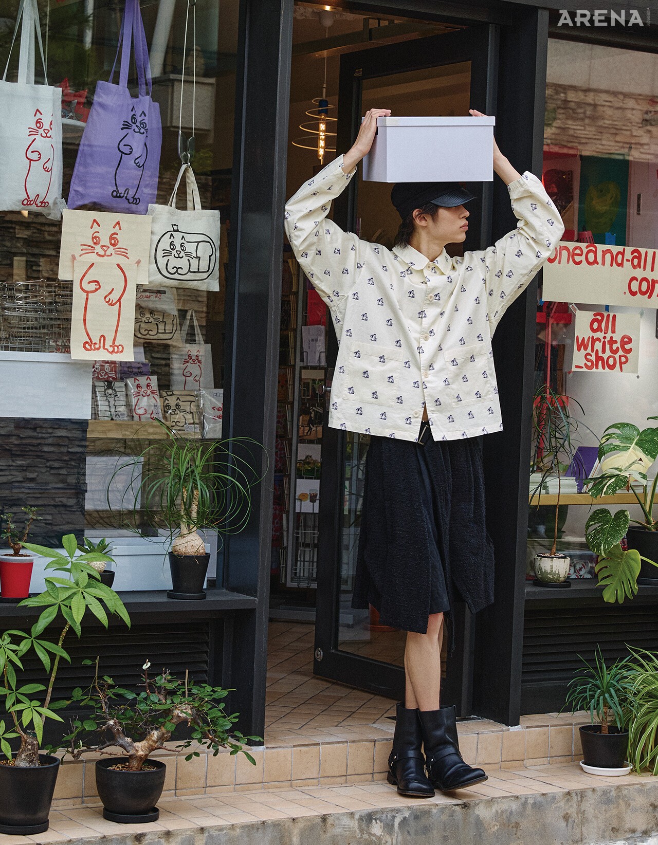 포켓 디테일 셔츠 가격미정 언더커버, 레이어드 팬츠 73만9000원 송지오 컬렉션, 스트랩 장식 부츠 가격미정 로에베, 레더 바이저 캡 81만원 발렌티노 가라바니 제품.