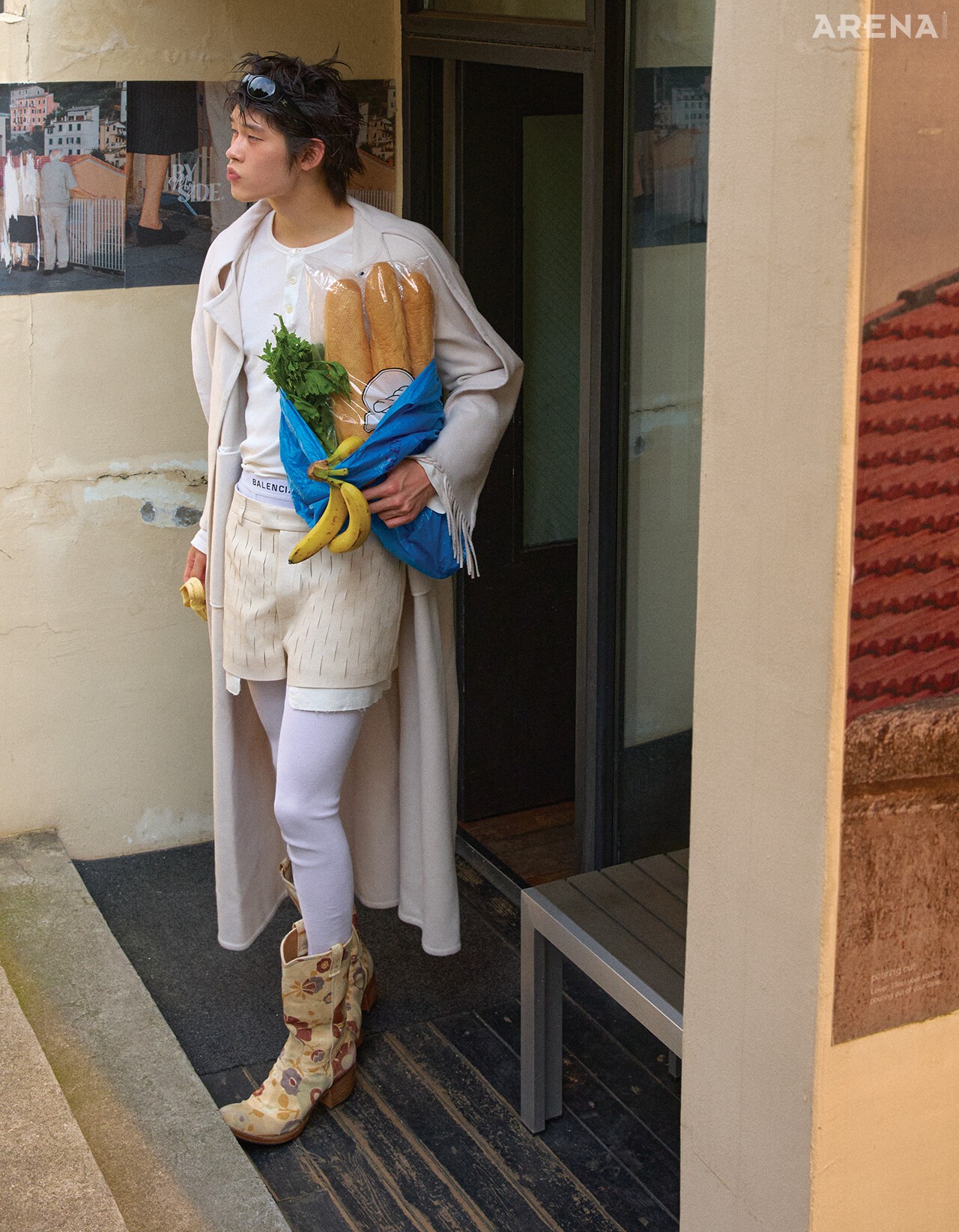 스카프 장식 코트·로고 밴드 레깅스·비닐 토트백 모두 가격미정 발렌시아가, 피티드 톱 가격미정 셀린느, 트임 디테일 쇼츠 가격미정 YCH, 플로럴 웨스턴 부츠 가격미정 프라다, 선글라스 가격미정 꾸레쥬 제품. 