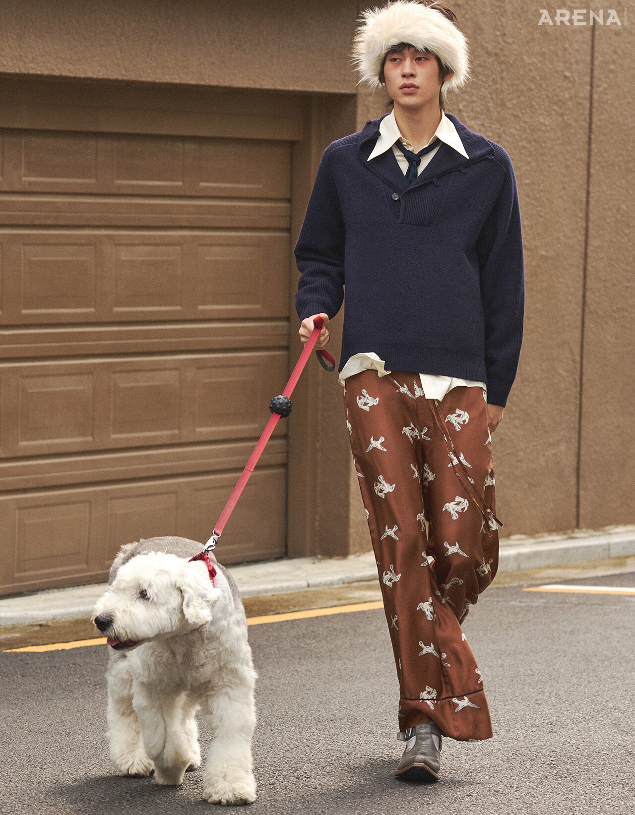 울 스웨터 22만원 코스, 셔츠 140만원 발렌티노, 까마귀 무늬 팬츠 가격미정 마르니, 빈티지 레더 슈즈 가격미정 프라다, 퍼 헤어밴드 6만8000원 어썸니즈, 타이 가격미정 YCH 제품.