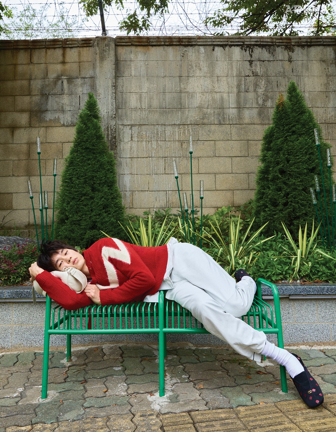 브이넥 스웨터 270만원 발렌티노, 파이핑 디테일 레더 셔츠·팬츠 모두 가격미정 프라다, 플로럴 패턴 슬립온 가격미정 발렌티노 가라바니, 필로 백 가격미정 메종 마르지엘라, 양말 에디터 소장품.