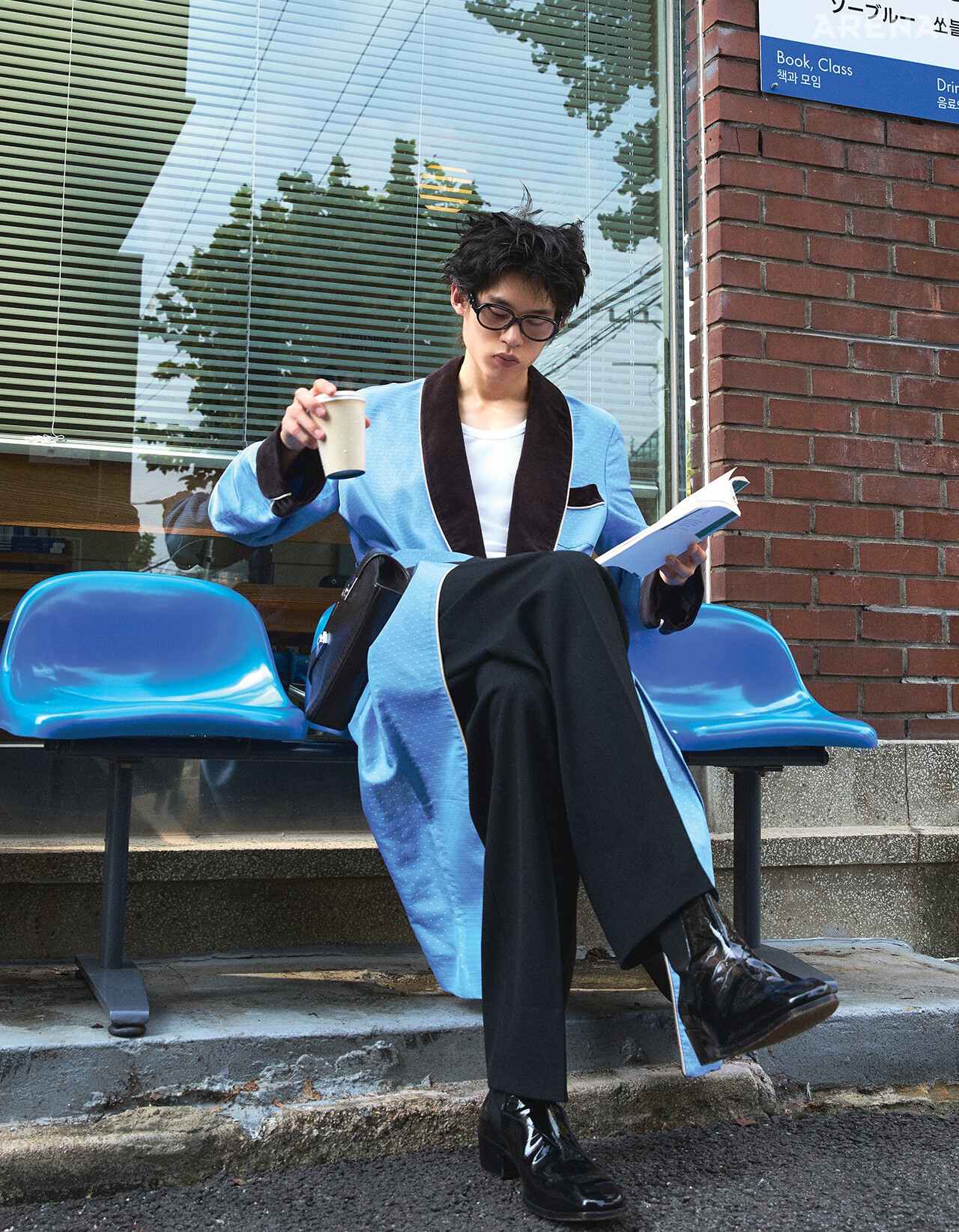 실크 로브·탱크톱·팬츠·파이톤 레더 부츠 모두 가격미정 톰 포드, 뿔테 안경 38만8000원 메종 마르지엘라×젠틀몬스터, 허그 벨트백 260만원대 페라가모 제품.