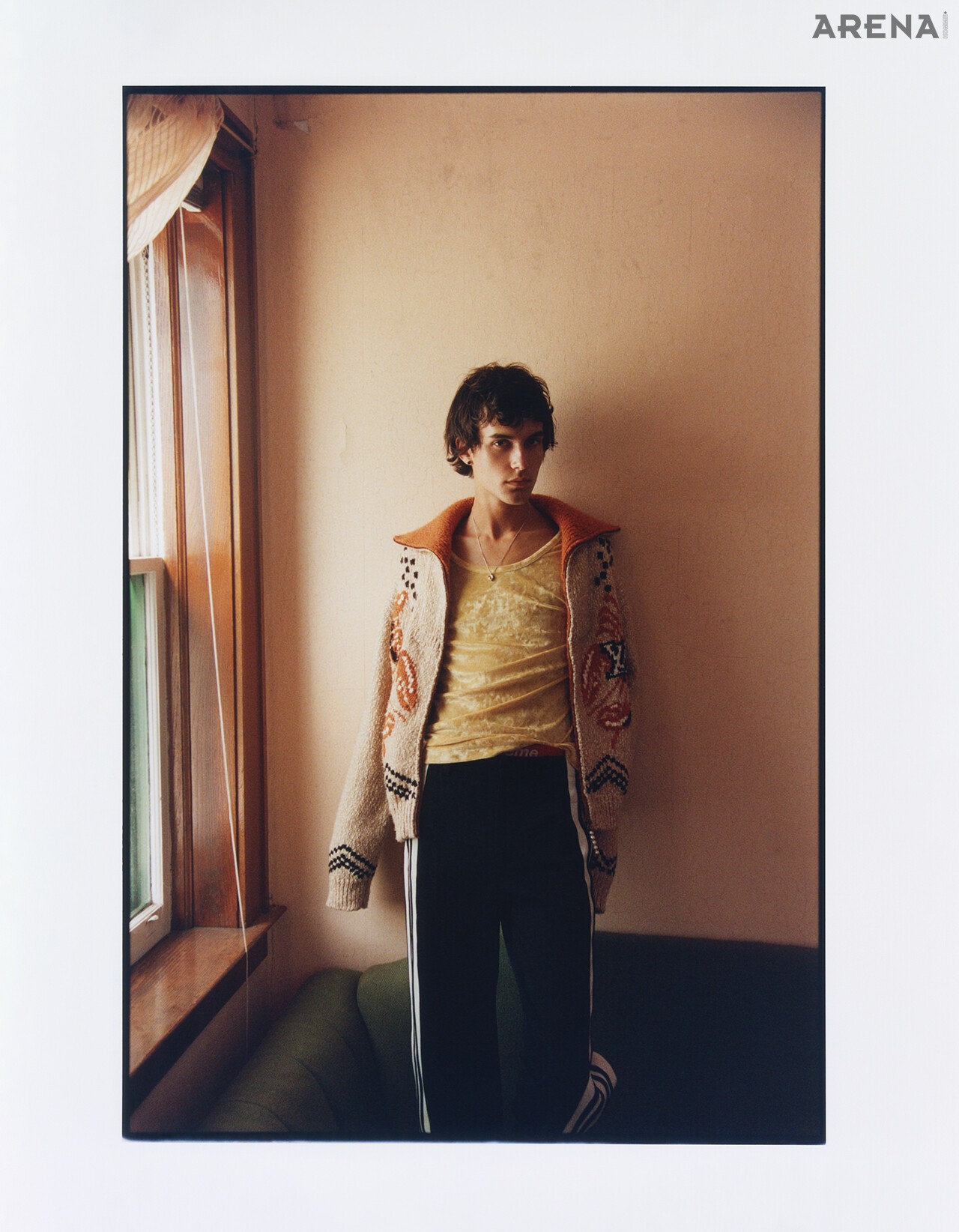 랍스터 자수 장식 니트 집업 루이 비통, 프린팅 톱 드리스 반 노튼, 트랙 팬츠 아디다스, 펜던트 네크리스 ABOAB, 브리프 슈프림 제품.