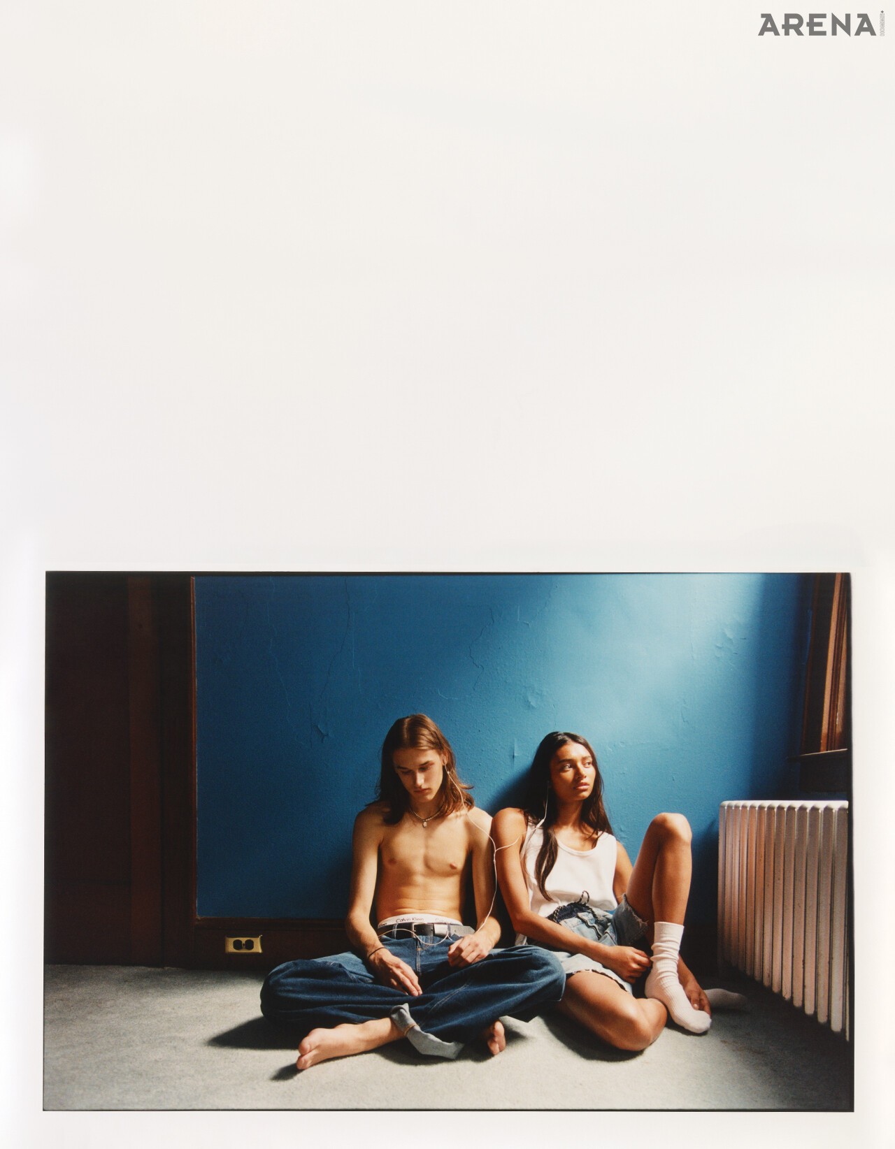 (왼쪽부터) 데님 팬츠 돌체앤가바나, 펜던트 네크리스 ABOAB, 벨트·브리프 모두 캘빈클라인 제품. 슬리브리스 톱·양말 모두 캘빈클라인, 데님 쇼츠 드롭 에디션 제품.