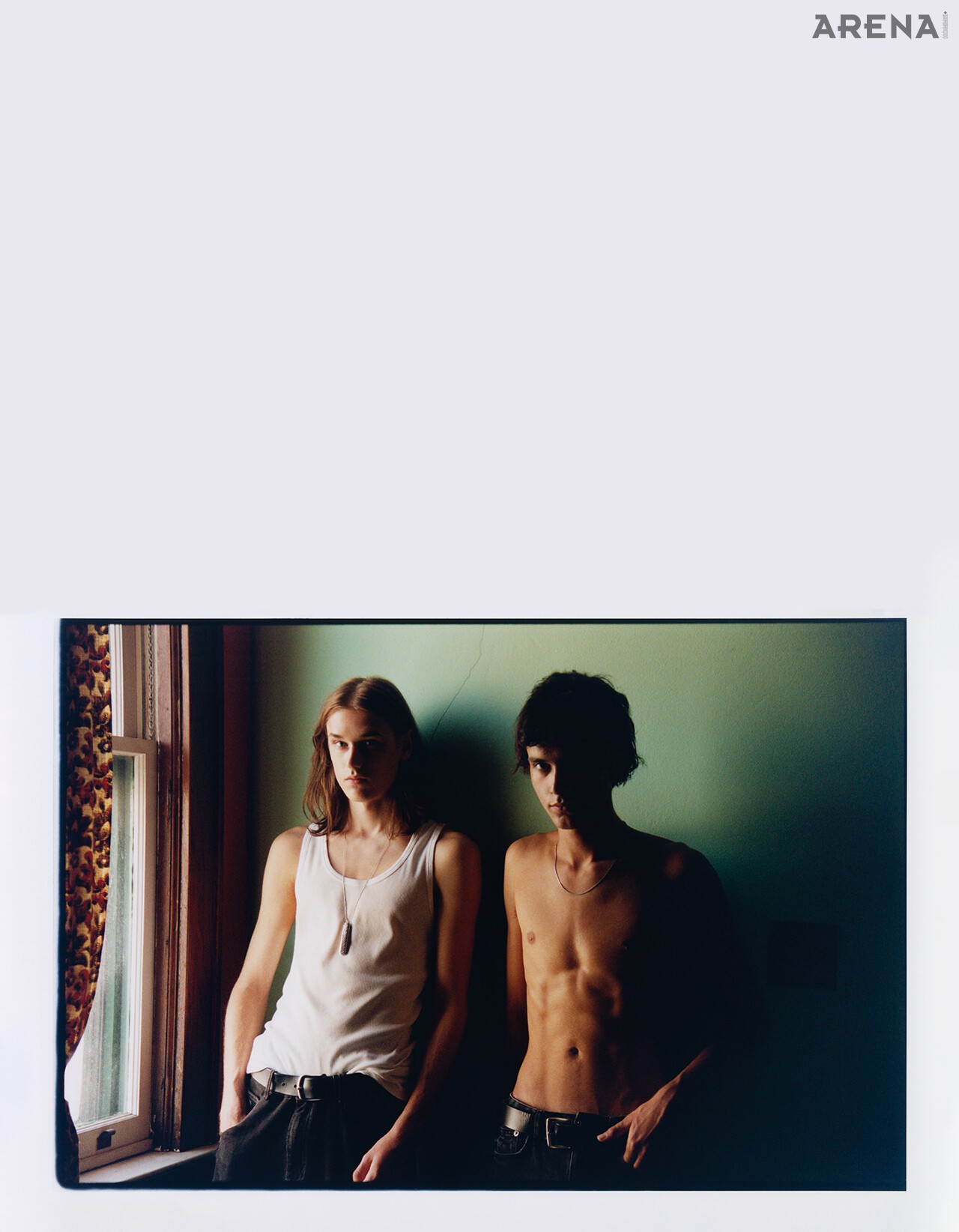 (왼쪽부터) 슬리브리스 톱·벨트 모두 캘빈클라인, 팬츠 에르메스, 펜던트 네크리스 ABOAB 제품. 데님 팬츠 돌체앤가바나, 벨트 폴로 랄프 로렌, 네크리스 ABOAB 제품.