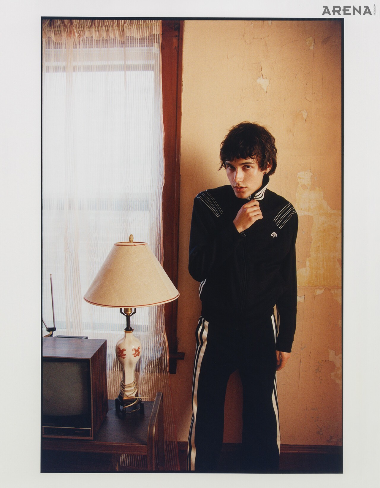 트랙 재킷·팬츠 모두 아디다스, 이어링 모델 소장품.