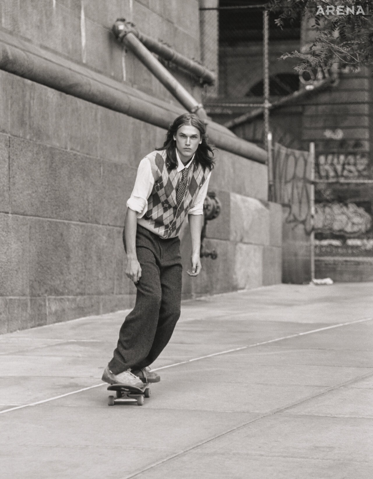 아가일 패턴 니트 베스트·셔츠·울 팬츠·레이스업 스니커즈·타이 모두 루이 비통 제품.