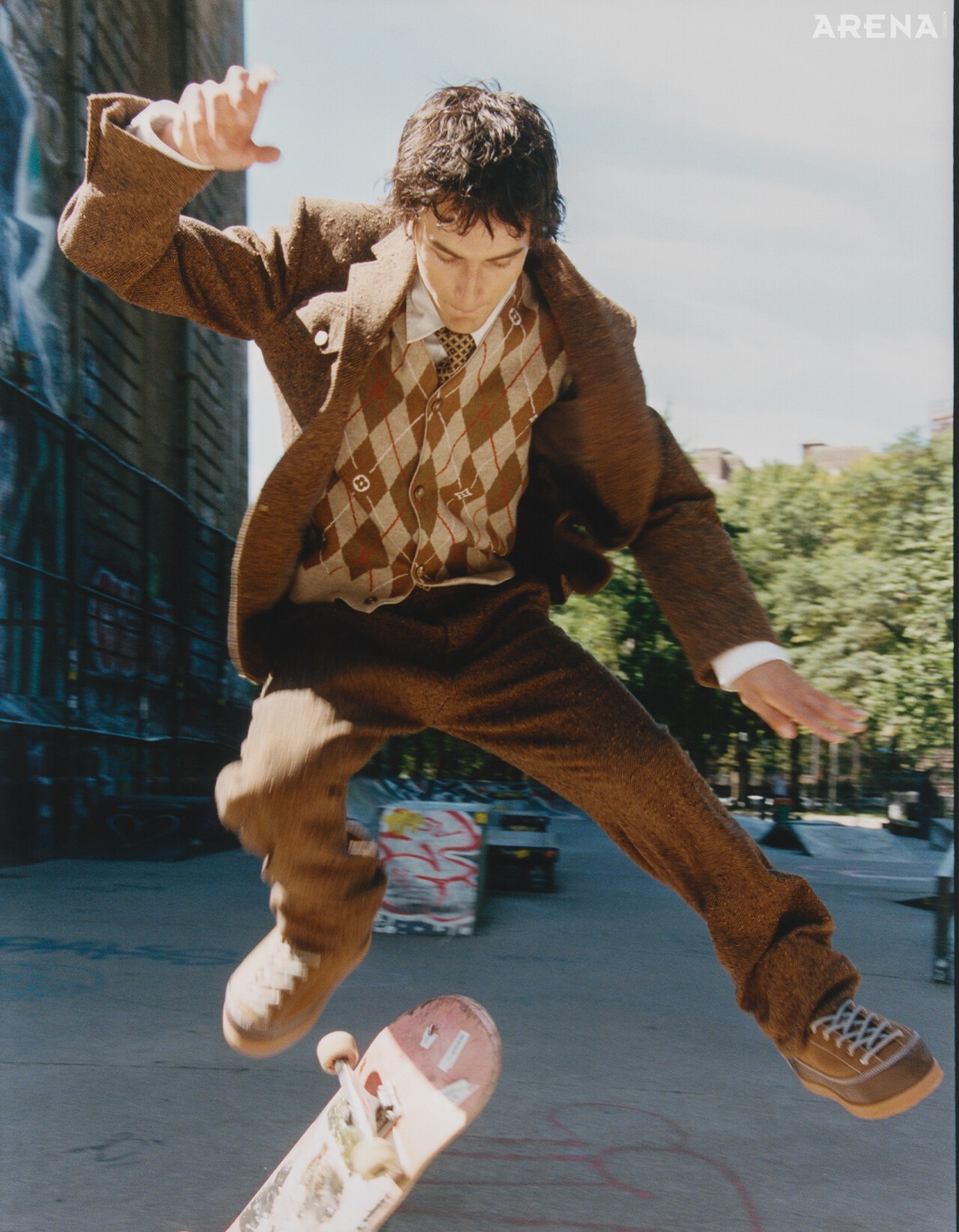 싱글브레스트 재킷·아가일 패턴 니트 베스트·셔츠·울 팬츠·레이스업 스니커즈·타이 모두 루이 비통 제품.