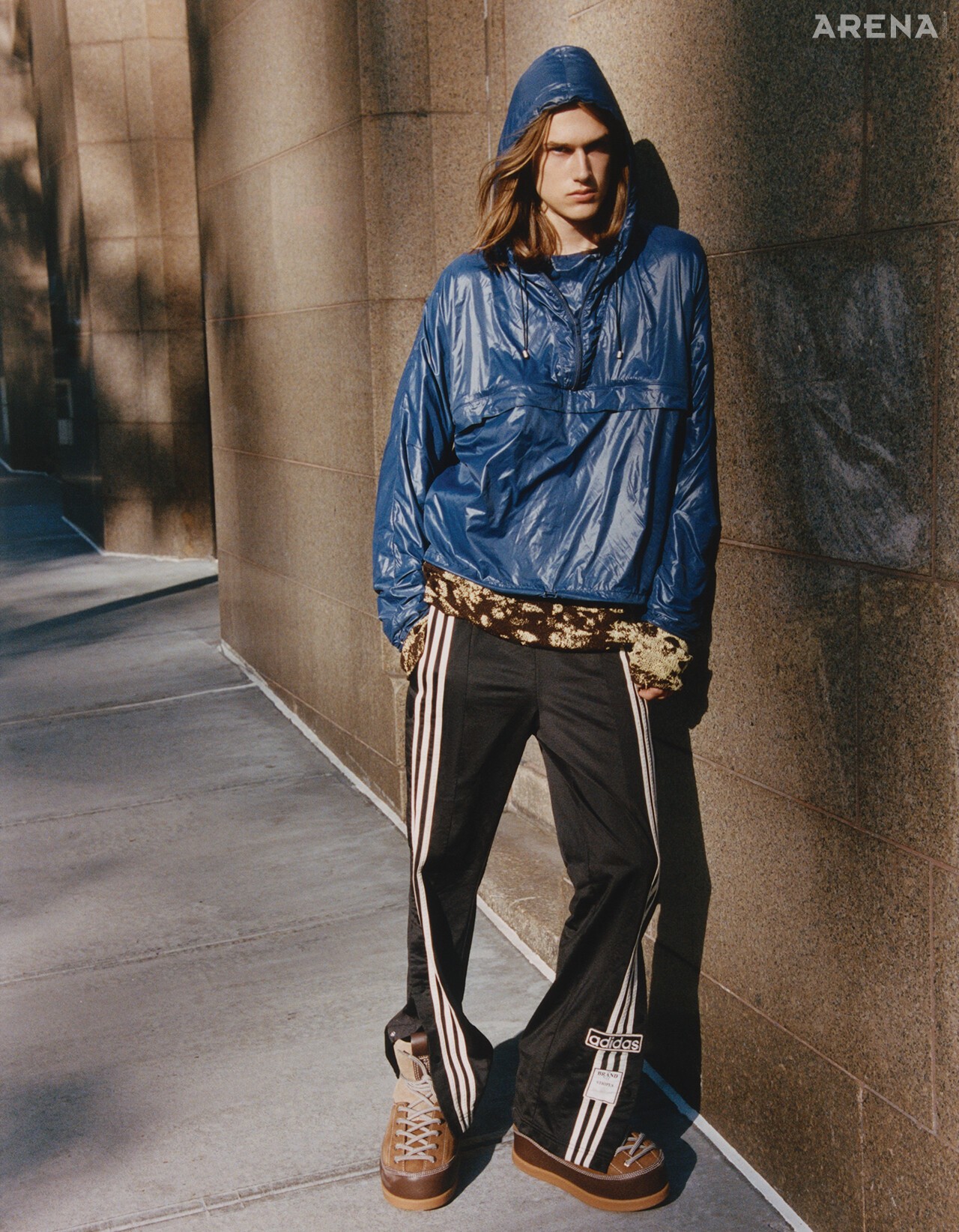 후디드 아노락 라프 시몬스, 프린팅 스웨터 질 샌더, 트랙 팬츠 아디다스, 하이톱 스니커즈 루이 비통 제품.