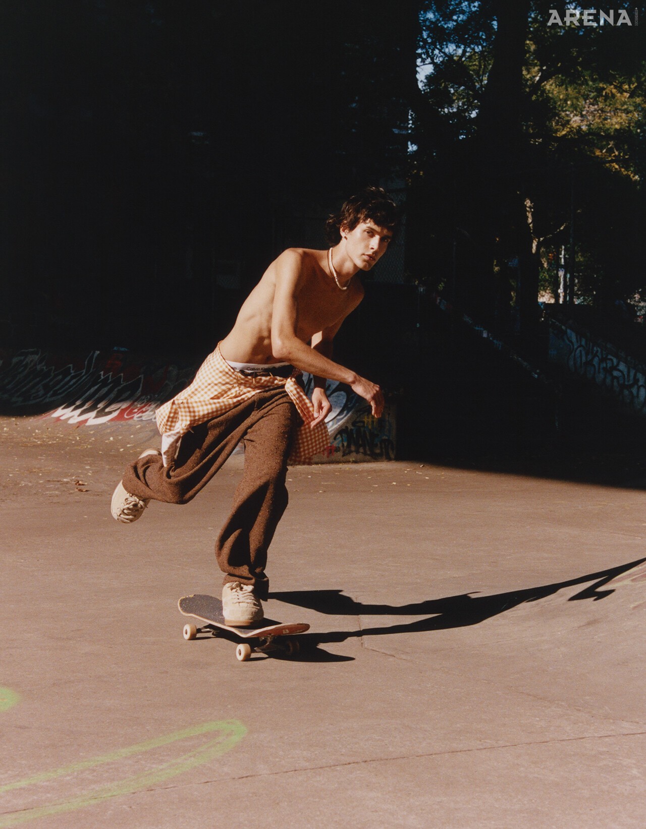 울 팬츠·레이스업 스니커즈 모두 루이 비통, 체크 셔츠 톰 브라운, 벨트·브리프 모두 캘빈클라인, 네크리스 ABOAB 제품.