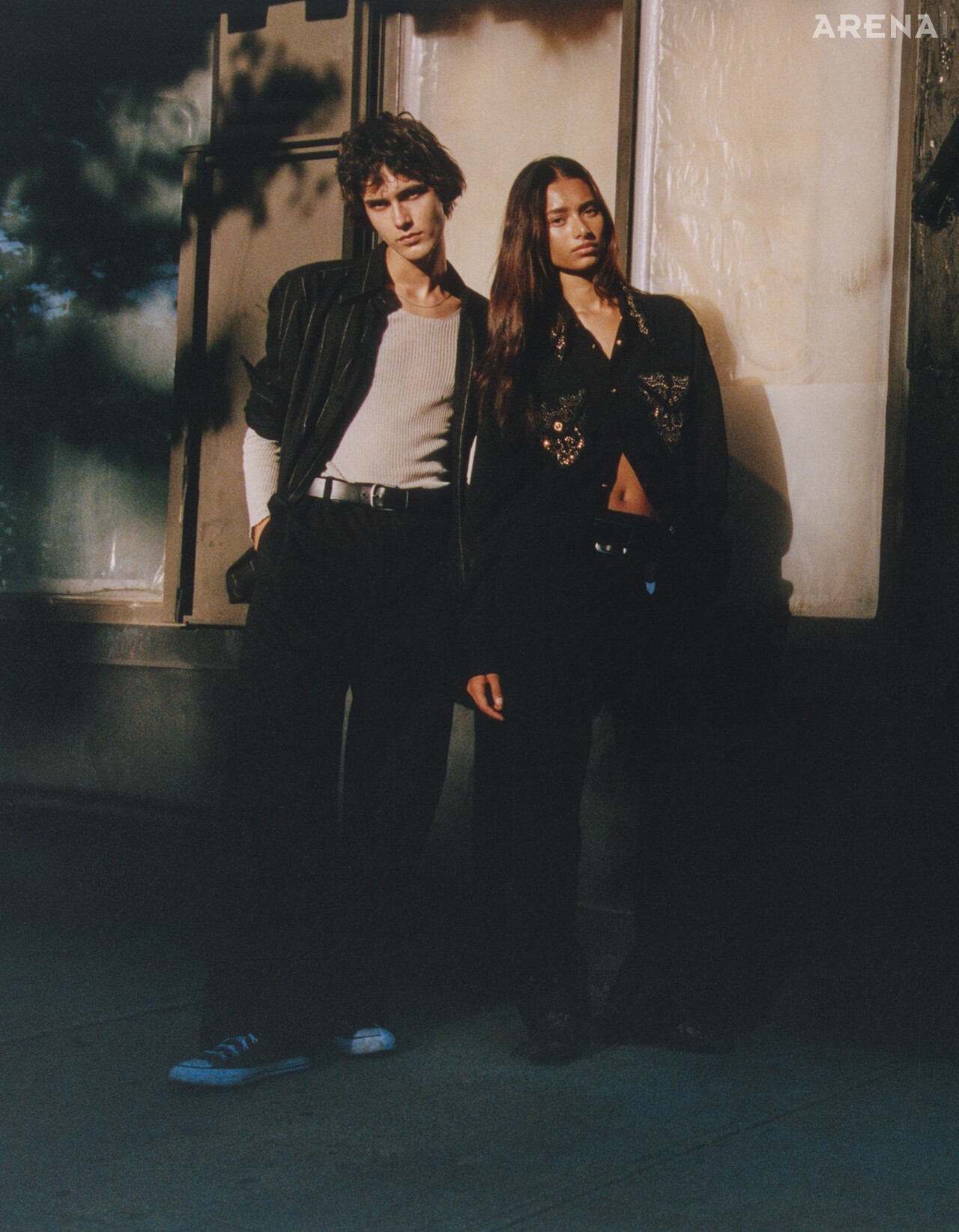 (왼쪽부터) 스트라이프 셔츠·팬츠 모두 돌체앤가바나, 톱 리에르, 스니커즈 컨버스, 벨트 캘빈클라인 제품. 스터드 장식 셔츠·팬츠·벨트 모두 베르사체, 웨스턴 벨트 디앙슈, 스니커즈 미우미우 제품.