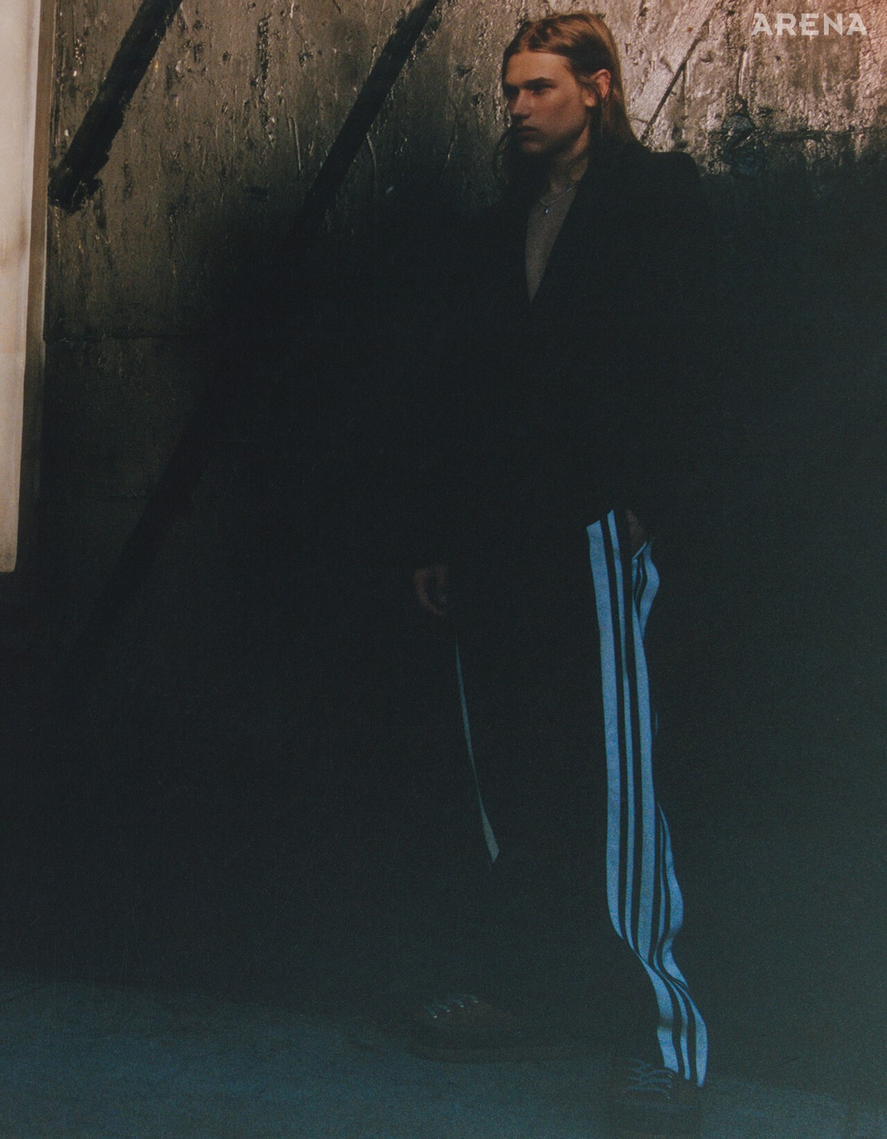 재킷·트랙 팬츠 모두 라프 시몬스, 레이스업 스니커즈 루이 비통, 네크리스 ABOAB 제품.