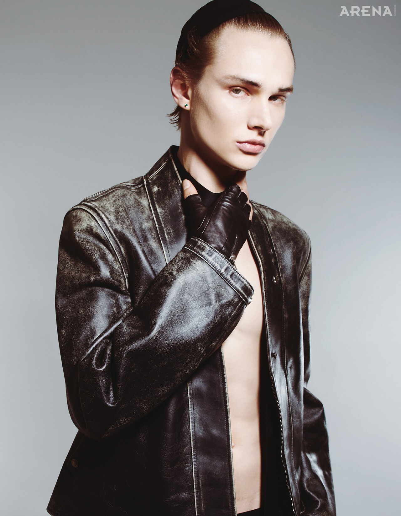 가죽 기모노 재킷·팬츠·타이 모두 루이 비통, 가죽 장갑 톰 포드, 이어링 모델 소장품.