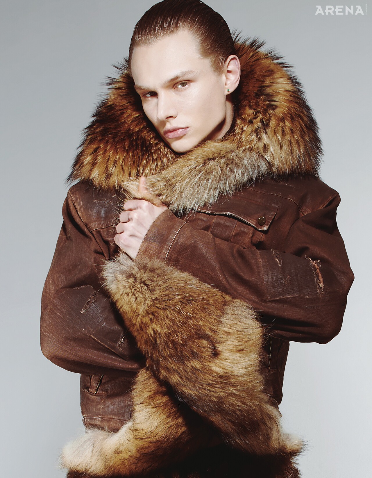 퍼 장식 보머 재킷 디스퀘어드2, 퍼 장식 팬츠 루단, 이어링 파스칼 몽부아쟁 제품.