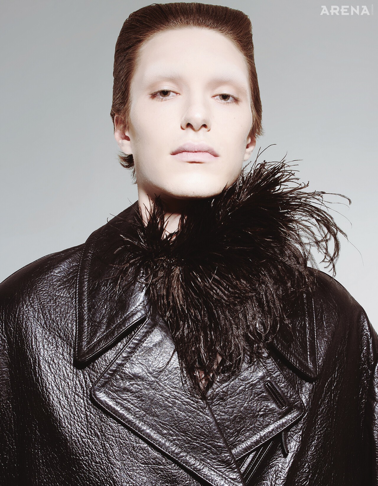 더블브레스트 가죽 코트 루단, 퍼 소재의 칼라 장식 드리스 반 노튼 제품.