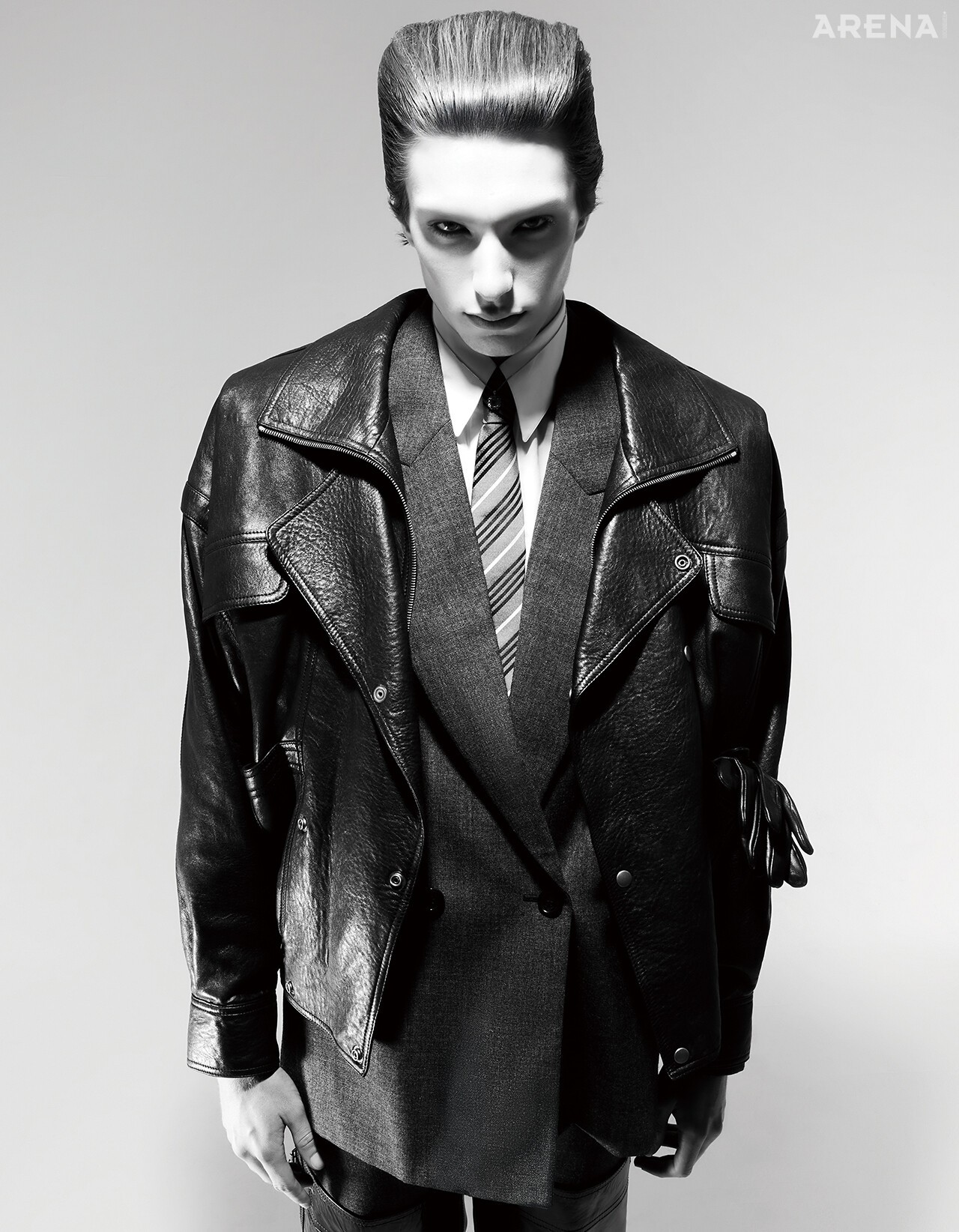 라이더 재킷·더블브레스트 재킷·셔츠·스트라이프 타이·팬츠·니하이 가죽 부츠·가죽 장갑 모두 생 로랑 by 안토니 바카렐로 제품.