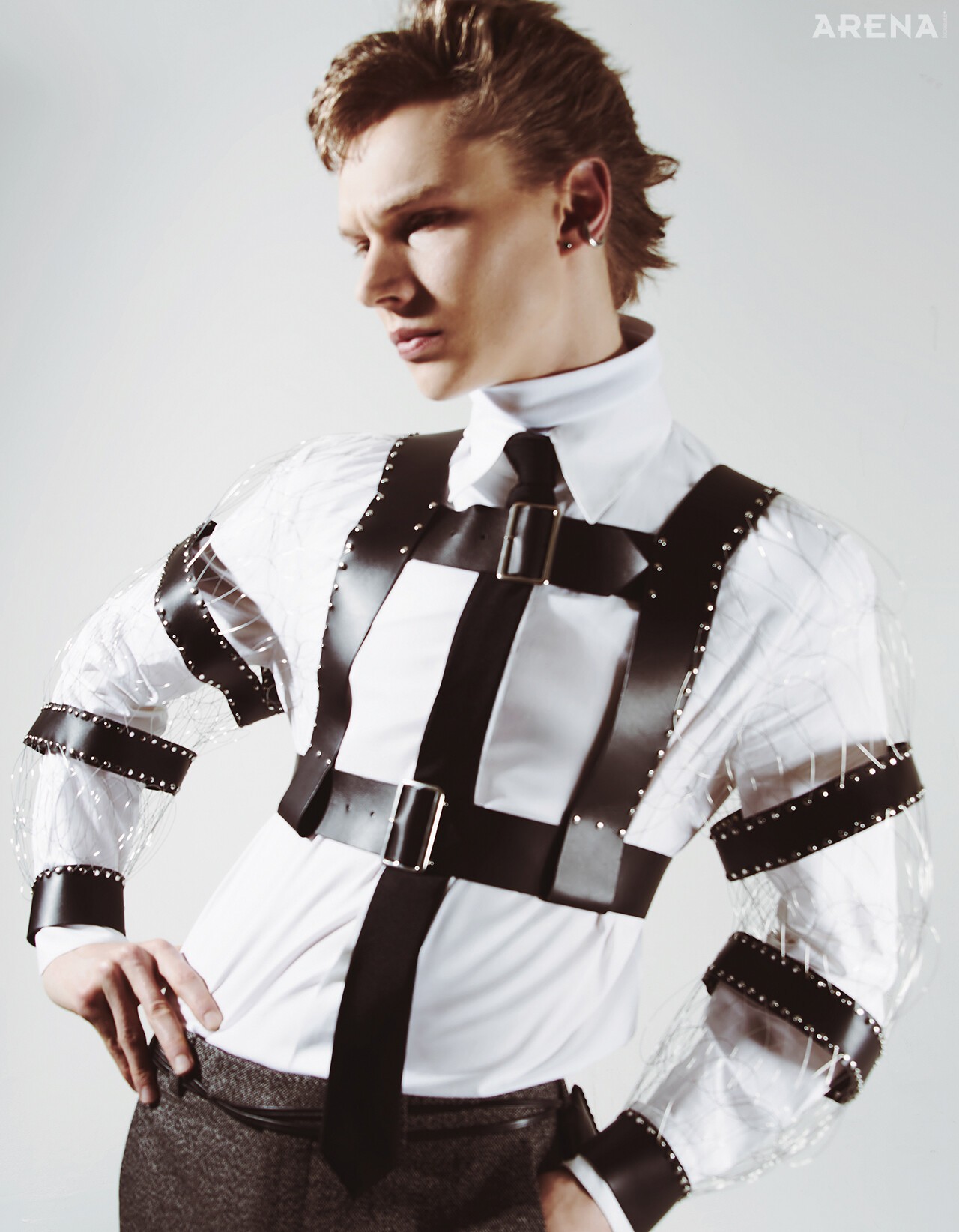 셔츠 생 로랑 by 안토니 바카렐로, 터틀넥 니트 톱·타이 모두 캘빈클라인, 팬츠 구찌, 가죽 하니스 느와 케이 니노미야, 이어링 파스칼 몽부아쟁, 이어커프 톰 포드, 가죽 스트링 벨트 퐁크튀아시옹 제품.