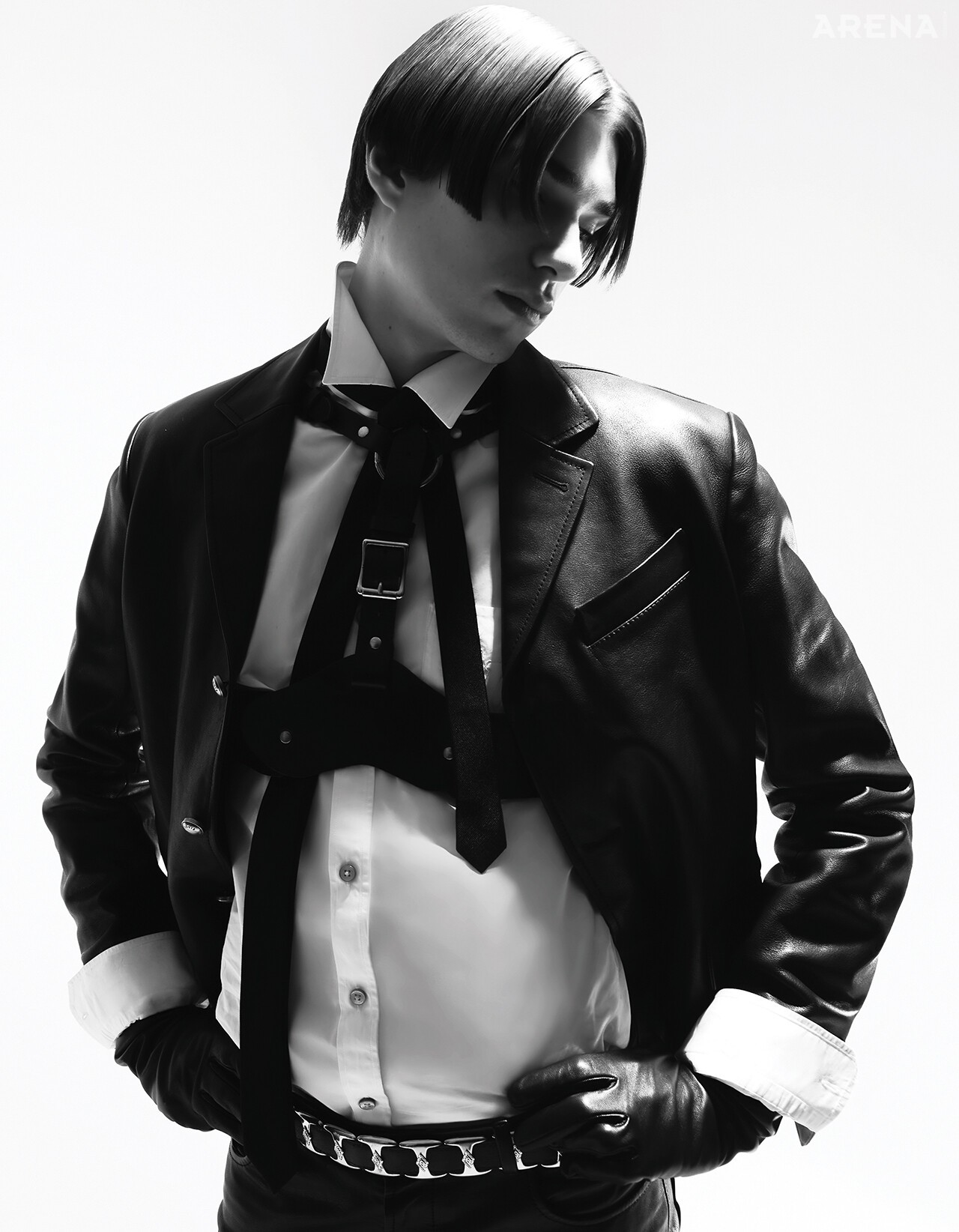 싱글브레스트 가죽 재킷·셔츠·가죽 팬츠·타이 모두 루이 비통, 가죽 하니스 앤 드뮐미스터, 가죽 장갑 생 로랑 by 안토니 바카렐로, 벨트 스타일리스트 소장품.