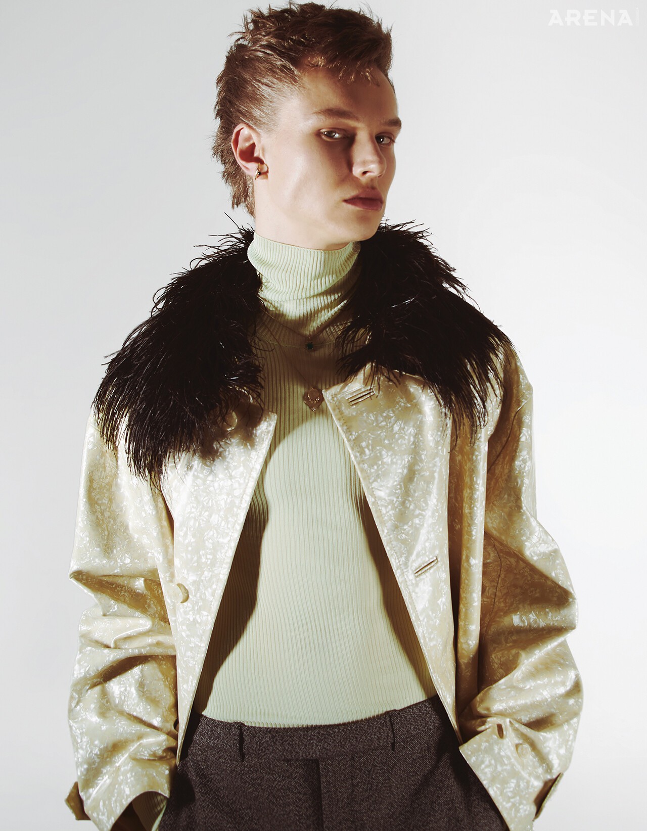 싱글브레스트 코트·터틀넥 니트 톱·팬츠 모두 구찌, 퍼 소재의 칼라 장식 드리스 반 노튼, 이어링·펜던트 네크리스 모두 파스칼 몽부아쟁 제품.