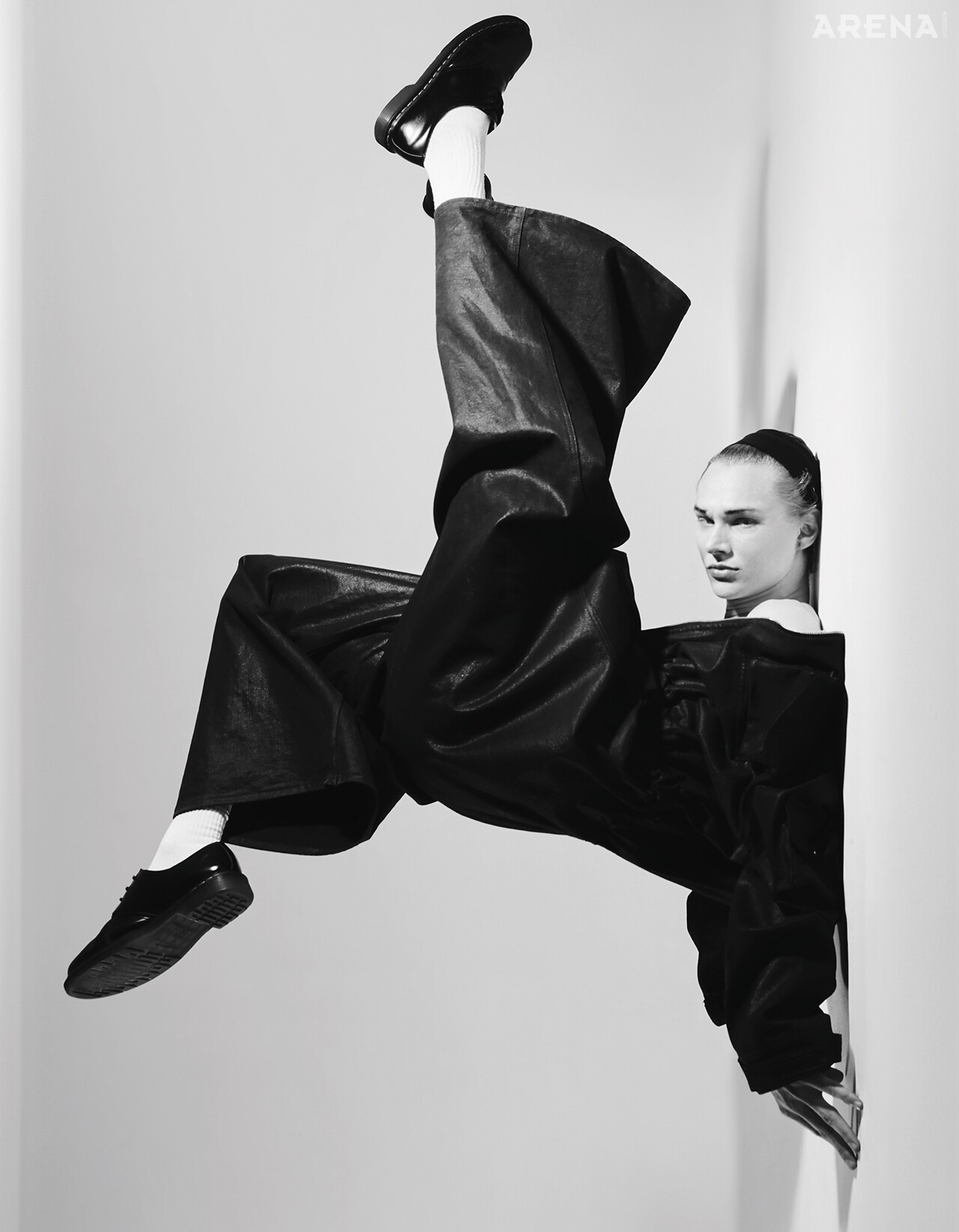 점프수트 루단, 레이스업 슈즈 루이 비통, 양말 팔케, 헤어밴드 스타일리스트 소장품.