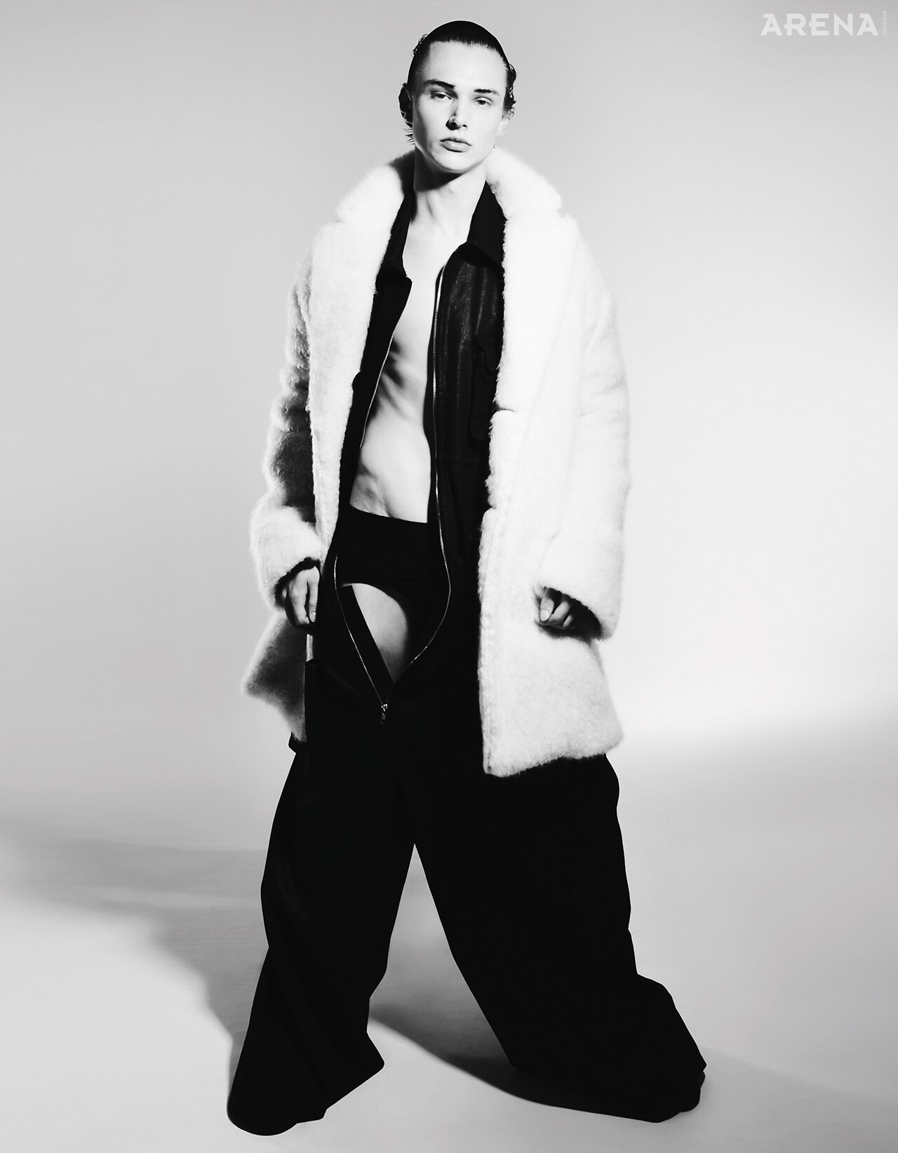 퍼 코트·브리프 모두 에르메스, 점프수트 루단, 헤어밴드 스타일리스트 소장품.