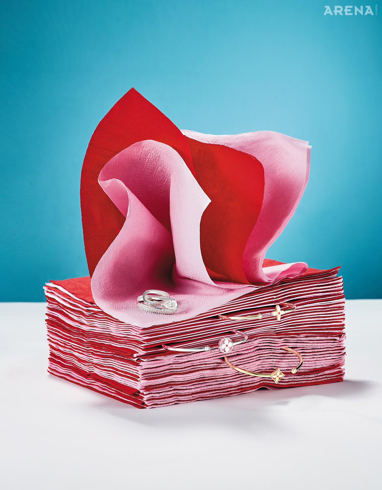 (위부터) 유려한 곡선으로 이어지는 화이트 골드 밴드에 페어 컷 다이아몬드를 더한 세르티 앙베르스 링 2억1735만원 레포시, 핑크 골드와 화이트 골드, 옐로 골드와 다이아몬드로 이뤄진 이딜 블라썸 트위스트 브레이슬릿 모두 가격미정 루이 비통 파인 주얼리 제품.