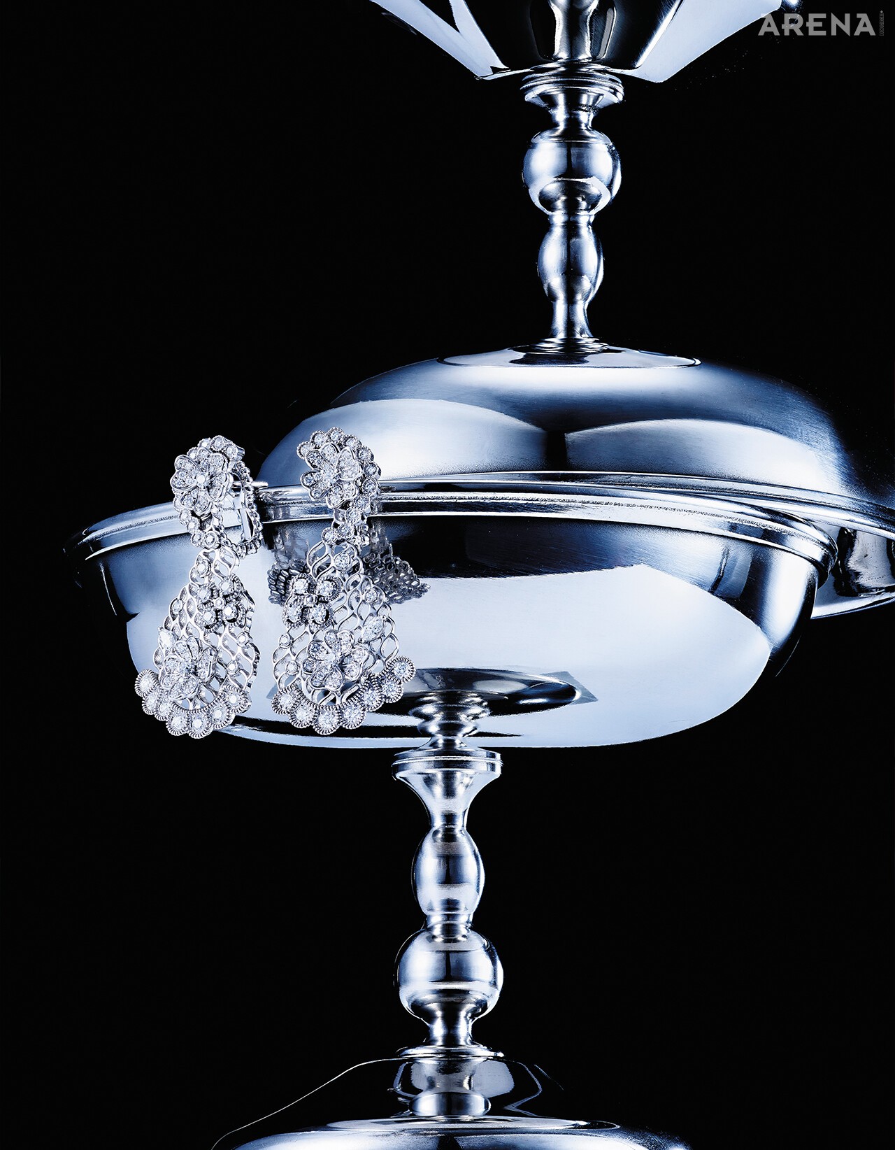 화이트 골드로 레이스를 표현해 다이아몬드를 세팅한 꾸뛰르 디올 이어링 가격미정 디올 파인주얼리 제품.