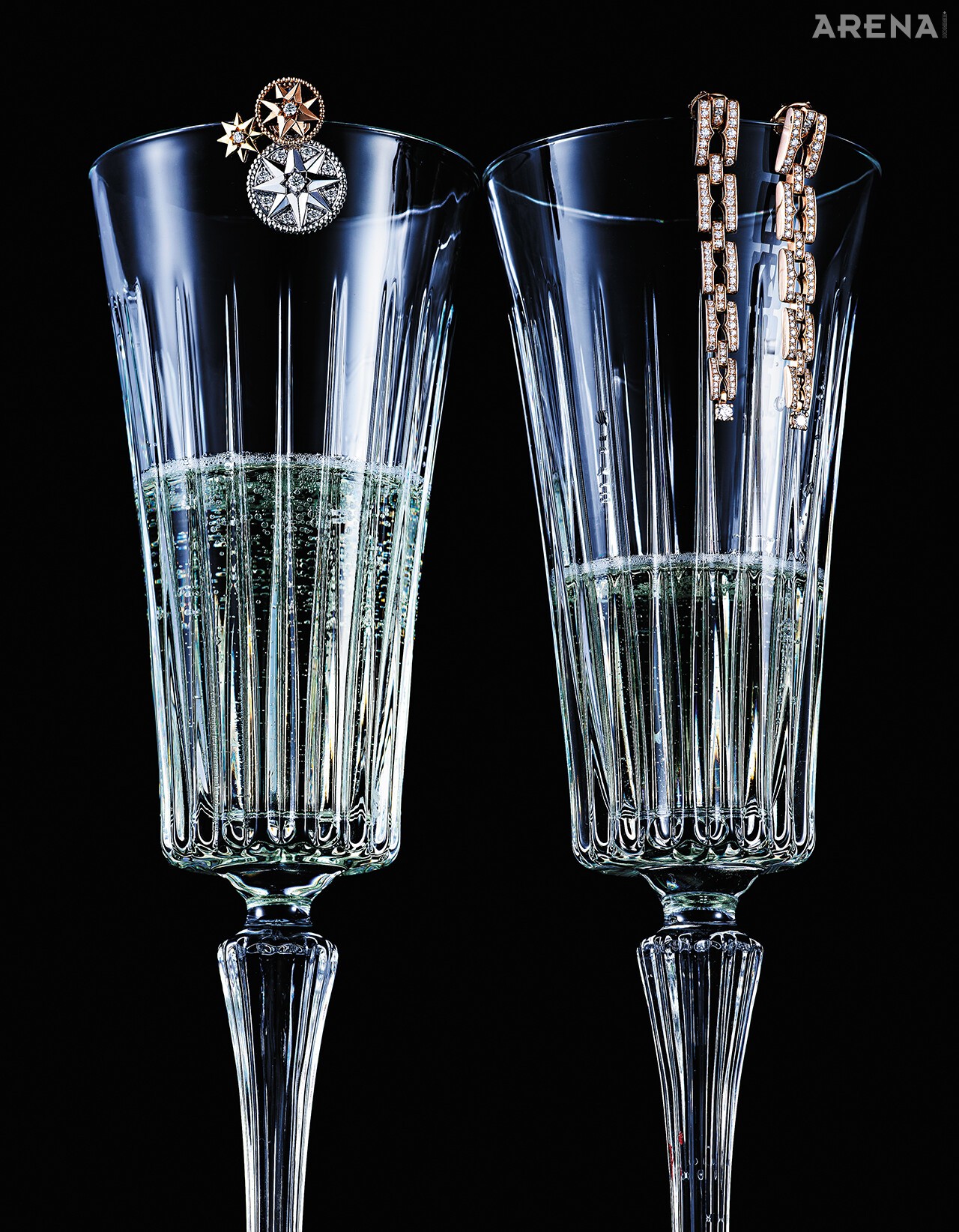 (왼쪽부터) 행운을 상징하는 세 가지 바람장미 별 모티브가 미니멀한 조화를 이루는 로즈 드 방 싱글 이어링 가격미정 디올 파인주얼리, 로즈 골드 소재에 다이아몬드를 파베 세팅한 비제로원 이어링 3020만원 불가리 제품.