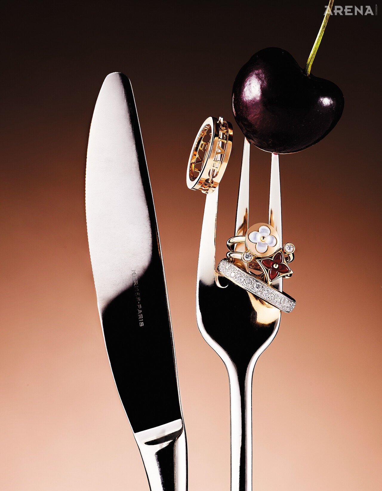 (위부터) 나선형 로고의 비제로원 오픈워크 링 270만원 불가리, 화이트 자개와 핑크 골드로 이루어진 컬러 블라썸 미니 썬 링·카닐리언과 다이아몬드 장식의 컬러 블라썸 미니 스타 링 모두 가격미정 루이 비통 파인 주얼리, 다이아몬드를 파베 세팅한 이코니카 슬림 링 가격미정 포멜라토, 실버 커틀러리 모두 가격미정 에르메스 제품.