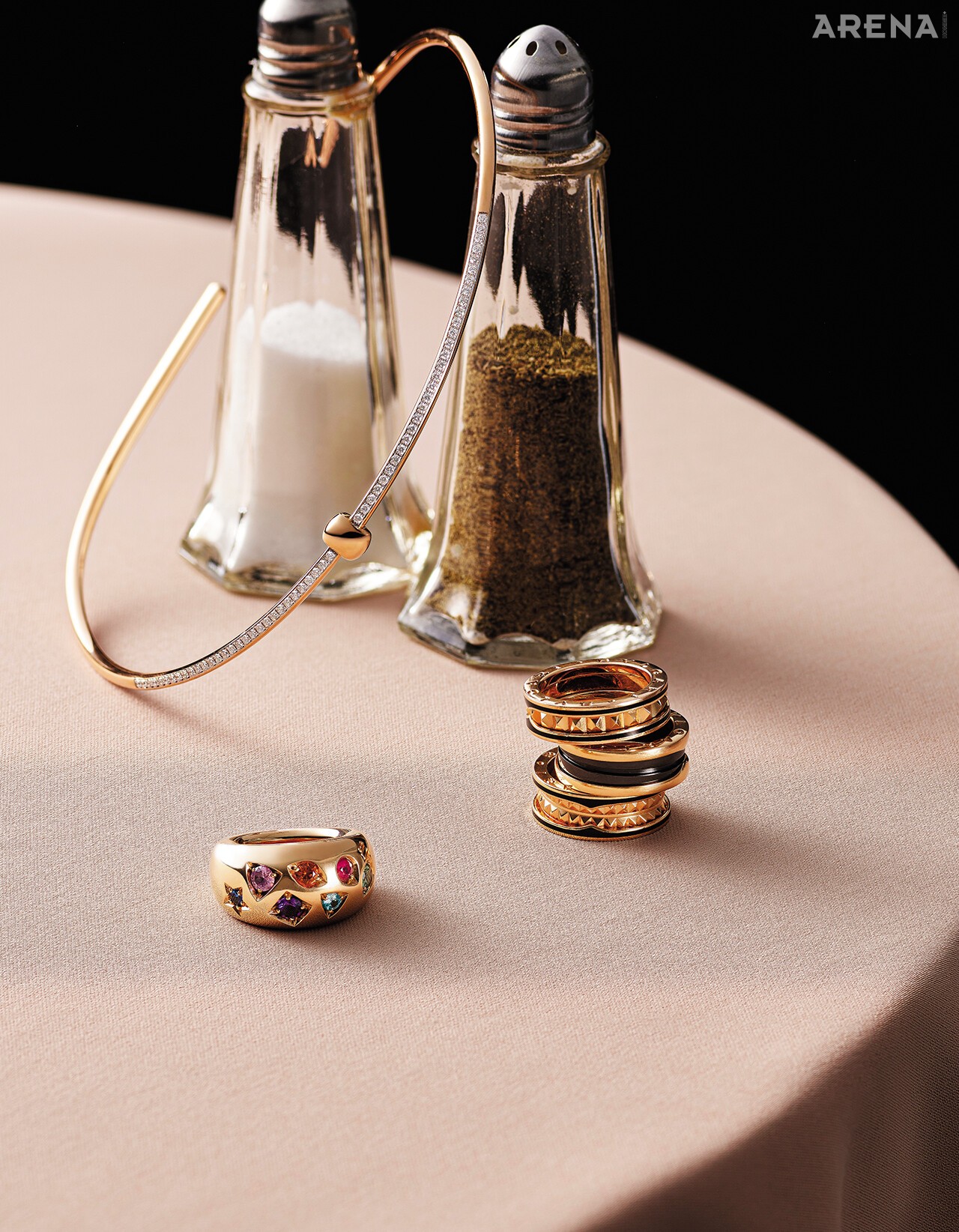 (왼쪽부터) 로즈 골드 소재의 포멜라토 투게더 초커 네크리스 가격미정·루비, 에메랄드와 오렌지 사파이어, 블루 사파이어 등 형형색색의 원석을 세팅한 이코니카 칵테일 링 가격미정 모두 포멜라토, 비제로원 락 2 밴드 링 469만원·로즈 골드 밴드에 블랙 세라믹을 세팅한 비제로원 링 295만원·나선을 따라 장식한 스터드와 블랙 세라믹 세팅이 돋보이는 비제로원 링 469만원 모두 불가리 제품.